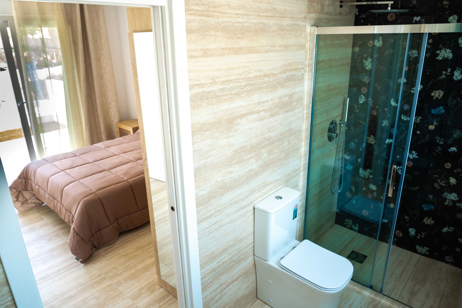  In der charmanten Ciudad Quesada gelegen, bietet diese exklusive Sammlung von 8 Reihenhäusern eine ideale Wohnumgebung für diejenigen, die ein modern