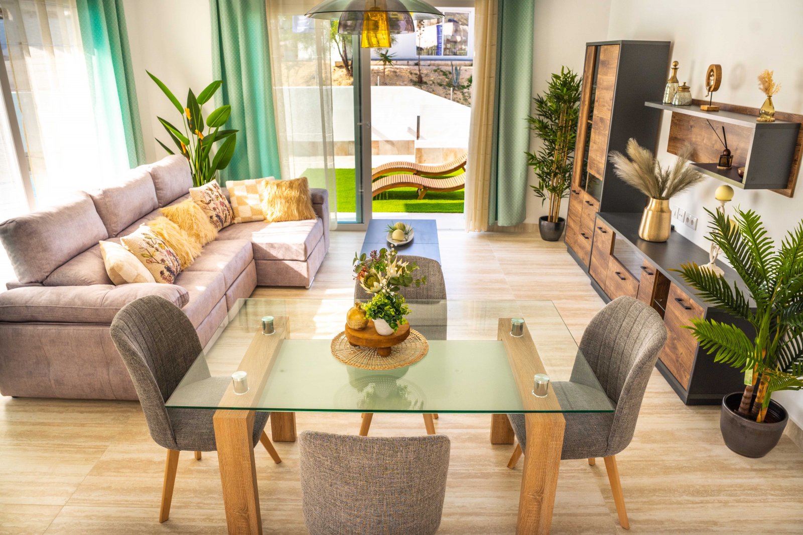  In der charmanten Ciudad Quesada gelegen, bietet diese exklusive Sammlung von 8 Reihenhäusern eine ideale Wohnumgebung für diejenigen, die ein modern