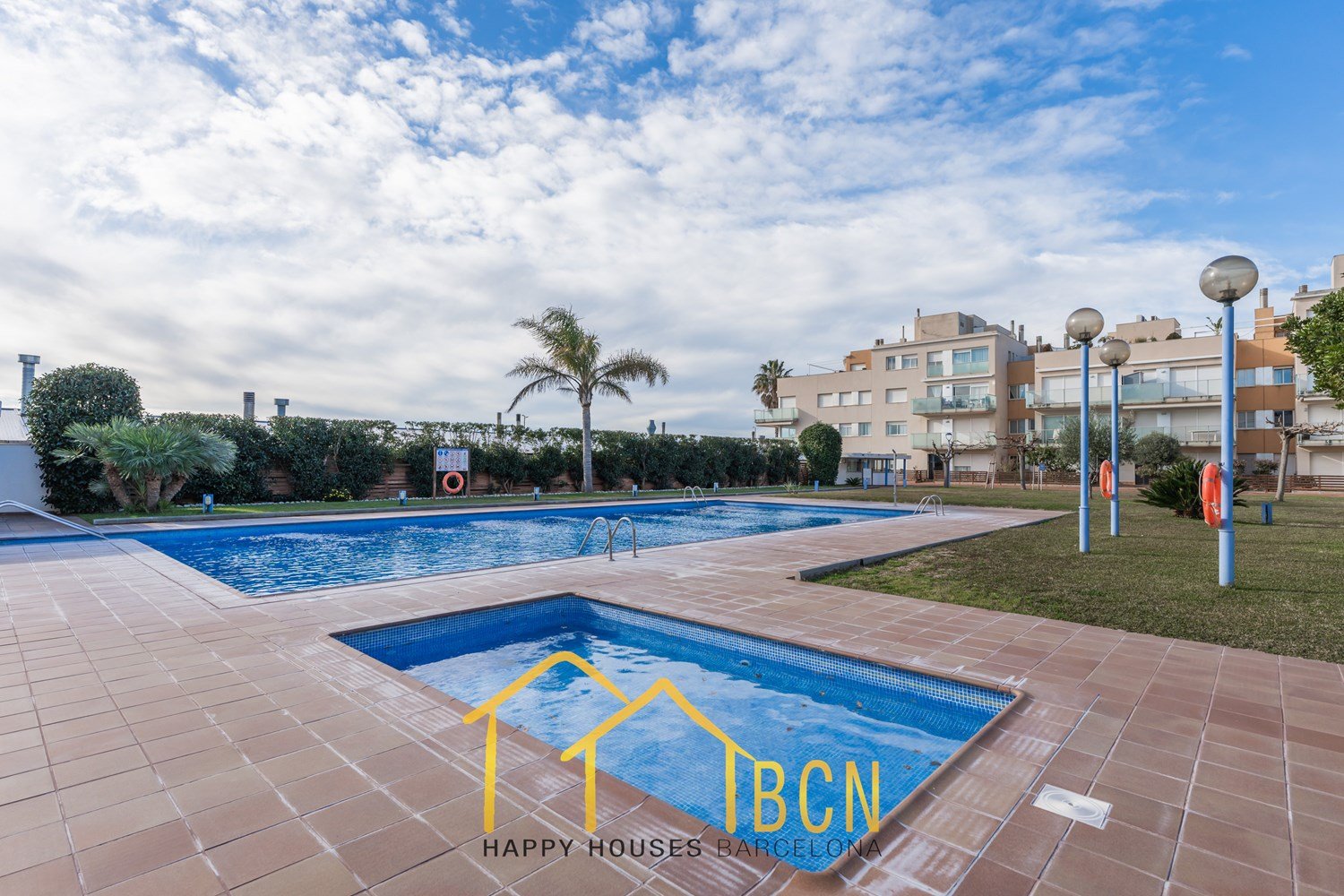 Einzigartige Erdgeschosswohnung in erster Linie mit Garten, Strandblick und Privatsphäre.
Diese Wohnung mit vier Schlafzimmern hat eine Fläche von 122