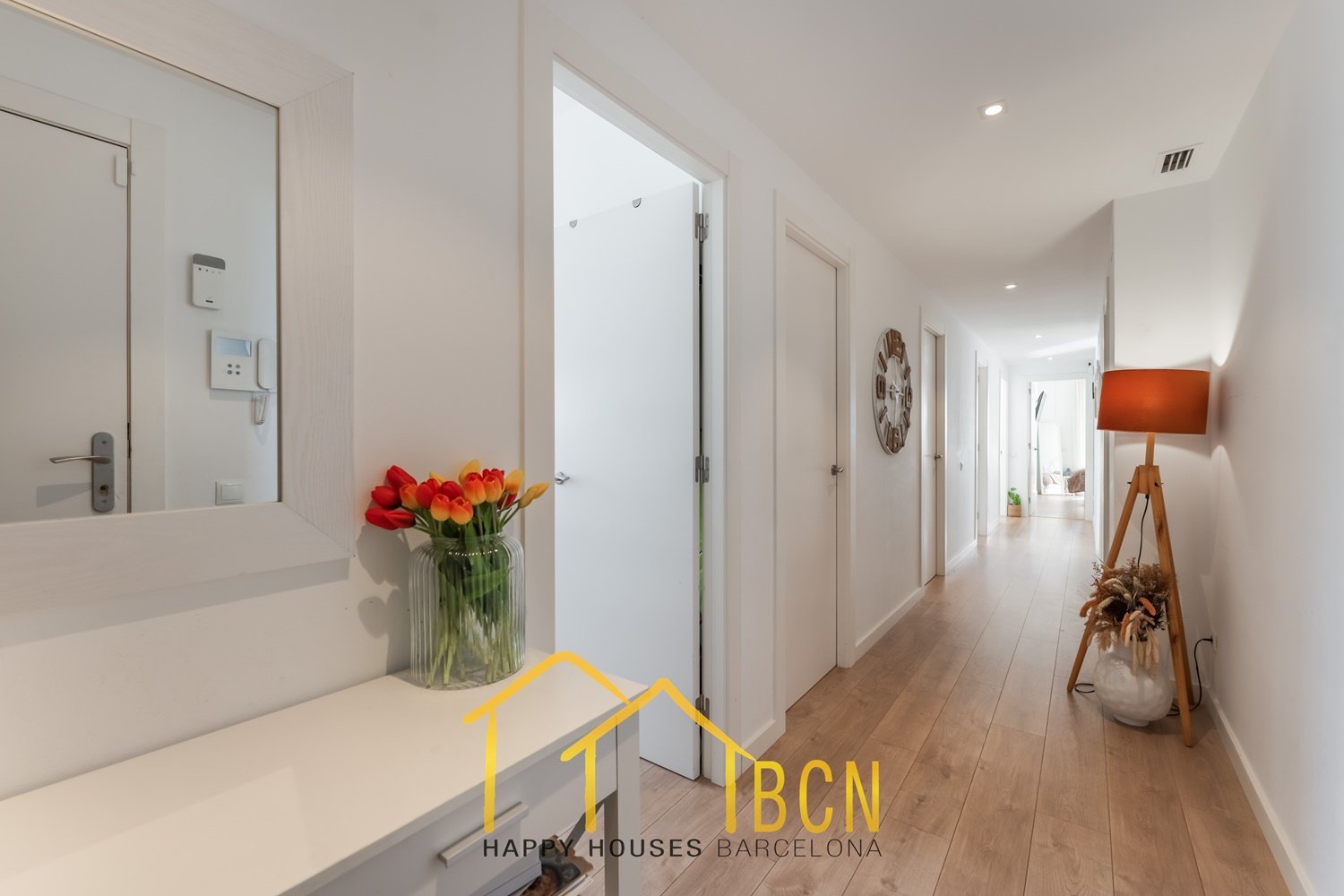 Einzigartige Erdgeschosswohnung in erster Linie mit Garten, Strandblick und Privatsphäre.
Diese Wohnung mit vier Schlafzimmern hat eine Fläche von 122