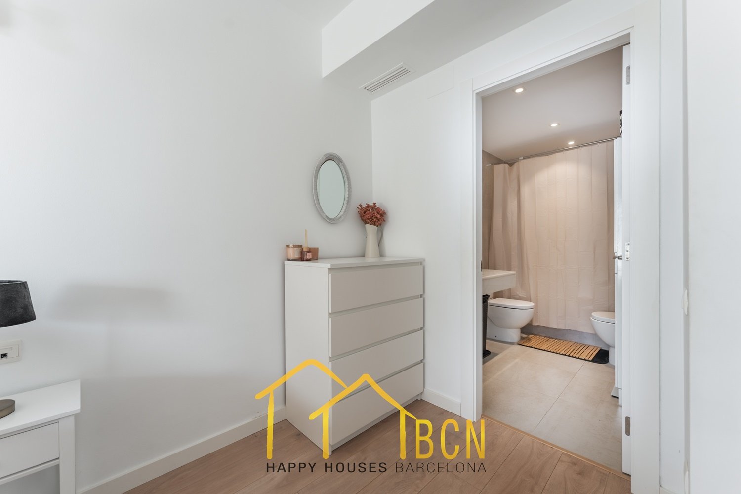 Einzigartige Erdgeschosswohnung in erster Linie mit Garten, Strandblick und Privatsphäre.
Diese Wohnung mit vier Schlafzimmern hat eine Fläche von 122