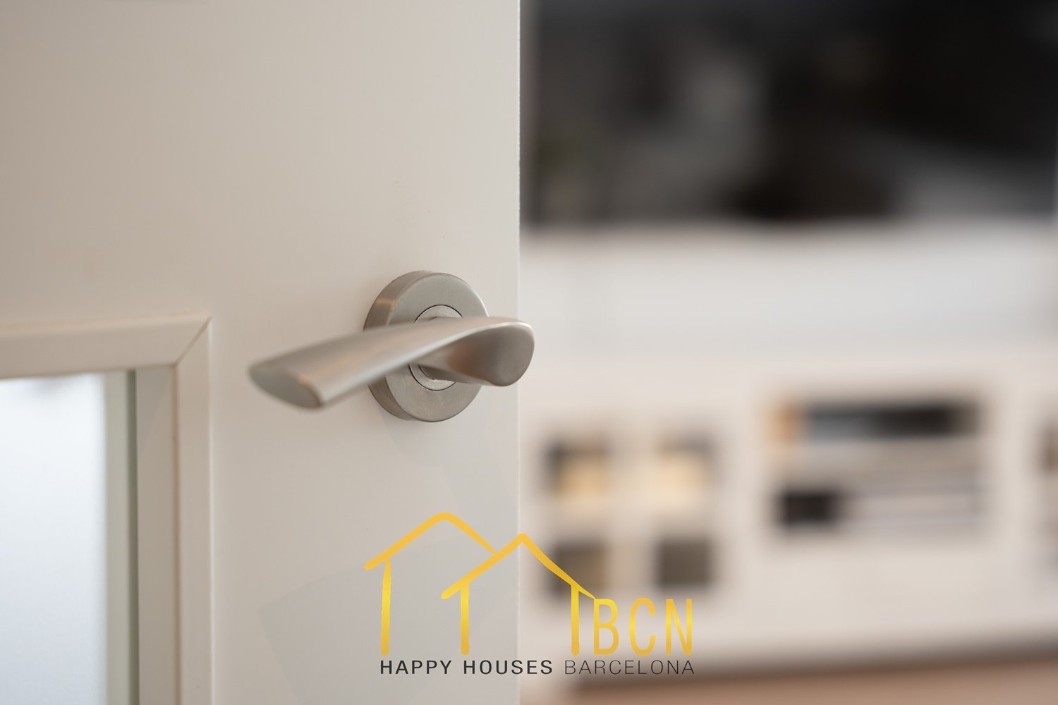 Einzigartige Erdgeschosswohnung in erster Linie mit Garten, Strandblick und Privatsphäre.
Diese Wohnung mit vier Schlafzimmern hat eine Fläche von 122