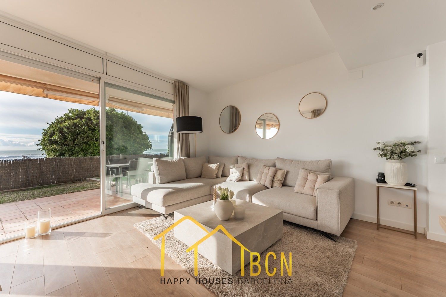 Einzigartige Erdgeschosswohnung in erster Linie mit Garten, Strandblick und Privatsphäre.
Diese Wohnung mit vier Schlafzimmern hat eine Fläche von 122