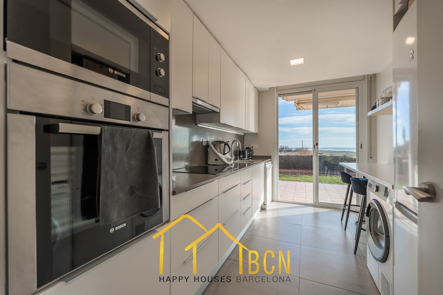 Einzigartige Erdgeschosswohnung in erster Linie mit Garten, Strandblick und Privatsphäre.
Diese Wohnung mit vier Schlafzimmern hat eine Fläche von 122