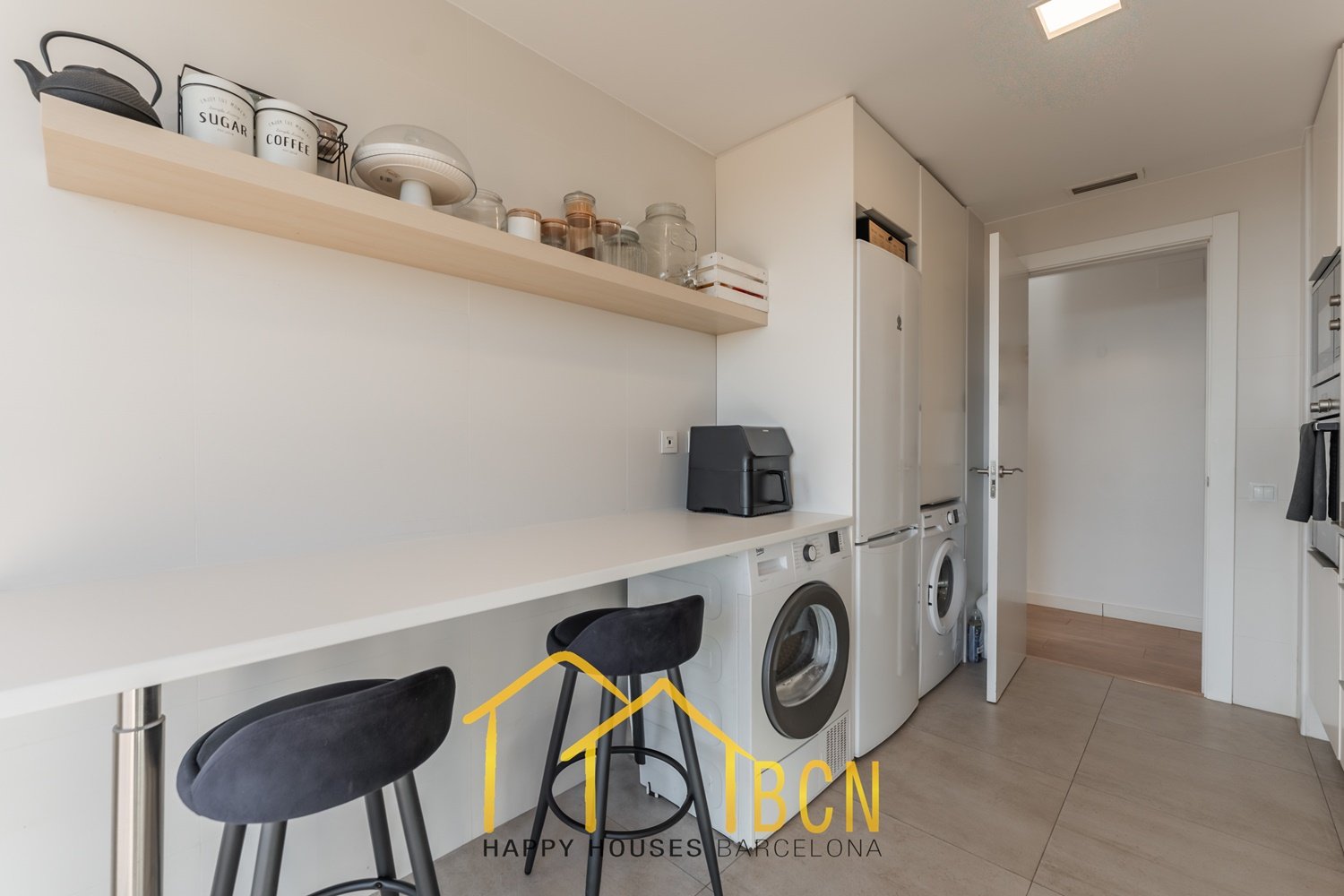 Einzigartige Erdgeschosswohnung in erster Linie mit Garten, Strandblick und Privatsphäre.
Diese Wohnung mit vier Schlafzimmern hat eine Fläche von 122