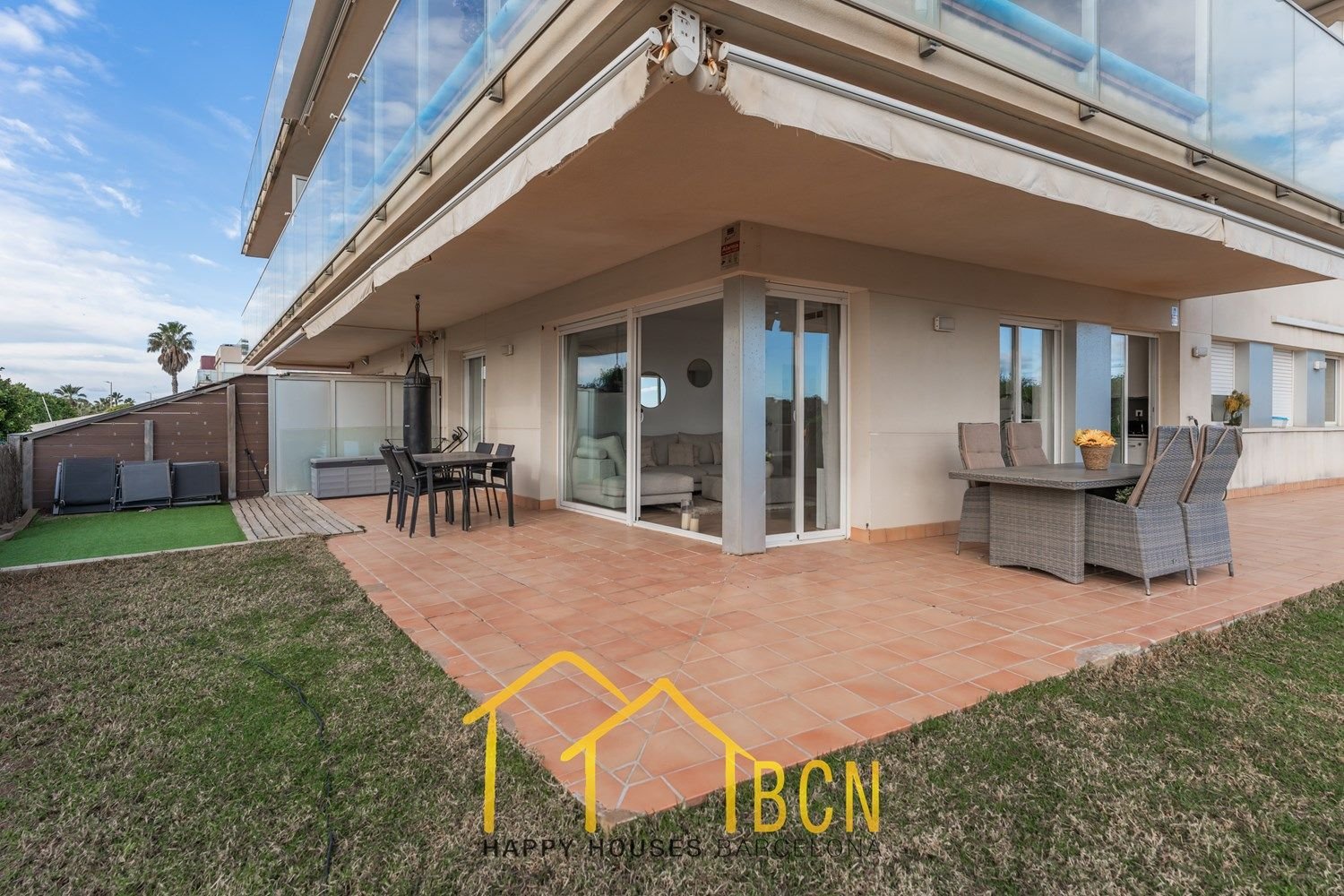 Einzigartige Erdgeschosswohnung in erster Linie mit Garten, Strandblick und Privatsphäre.
Diese Wohnung mit vier Schlafzimmern hat eine Fläche von 122