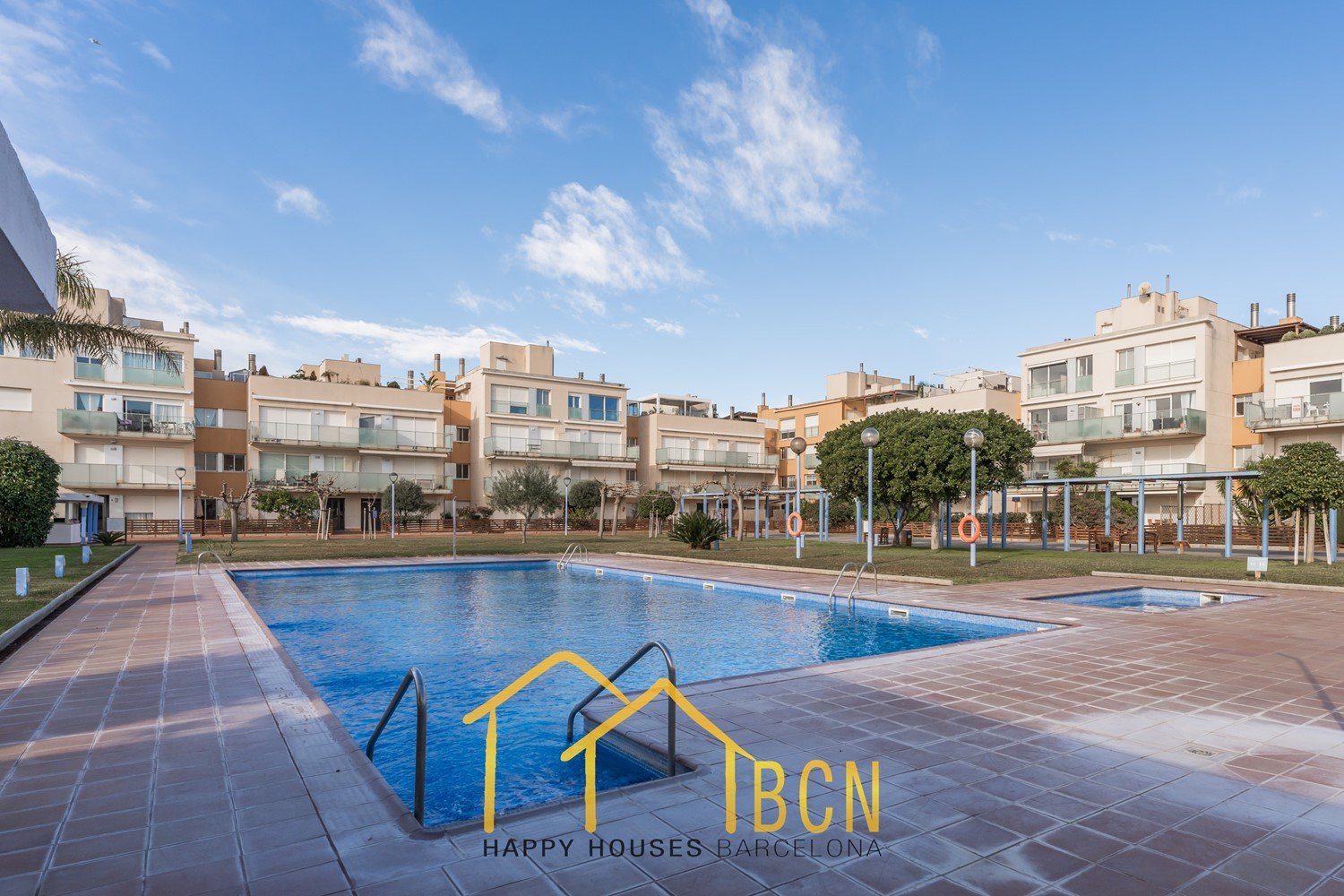 Einzigartige Erdgeschosswohnung in erster Linie mit Garten, Strandblick und Privatsphäre.
Diese Wohnung mit vier Schlafzimmern hat eine Fläche von 122