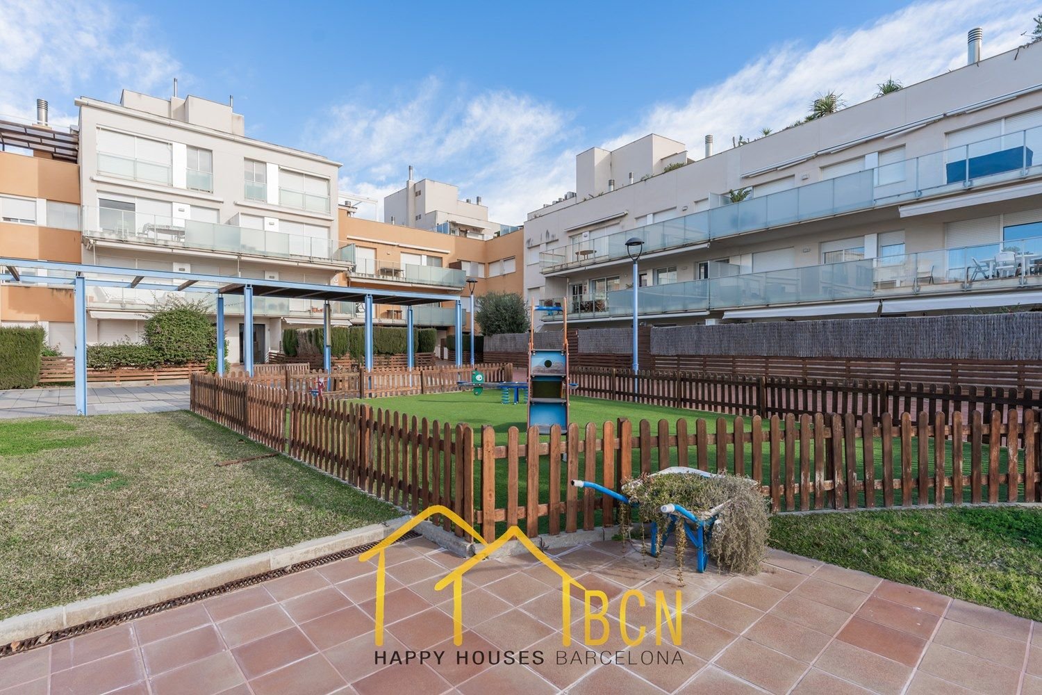 Einzigartige Erdgeschosswohnung in erster Linie mit Garten, Strandblick und Privatsphäre.
Diese Wohnung mit vier Schlafzimmern hat eine Fläche von 122