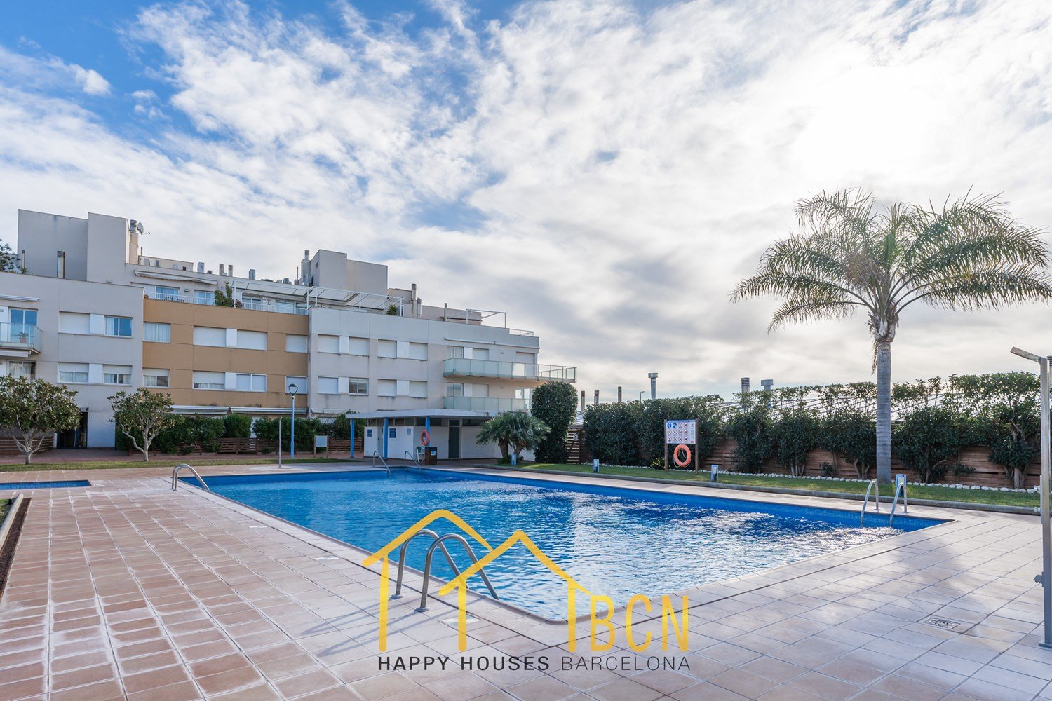 Einzigartige Erdgeschosswohnung in erster Linie mit Garten, Strandblick und Privatsphäre.
Diese Wohnung mit vier Schlafzimmern hat eine Fläche von 122