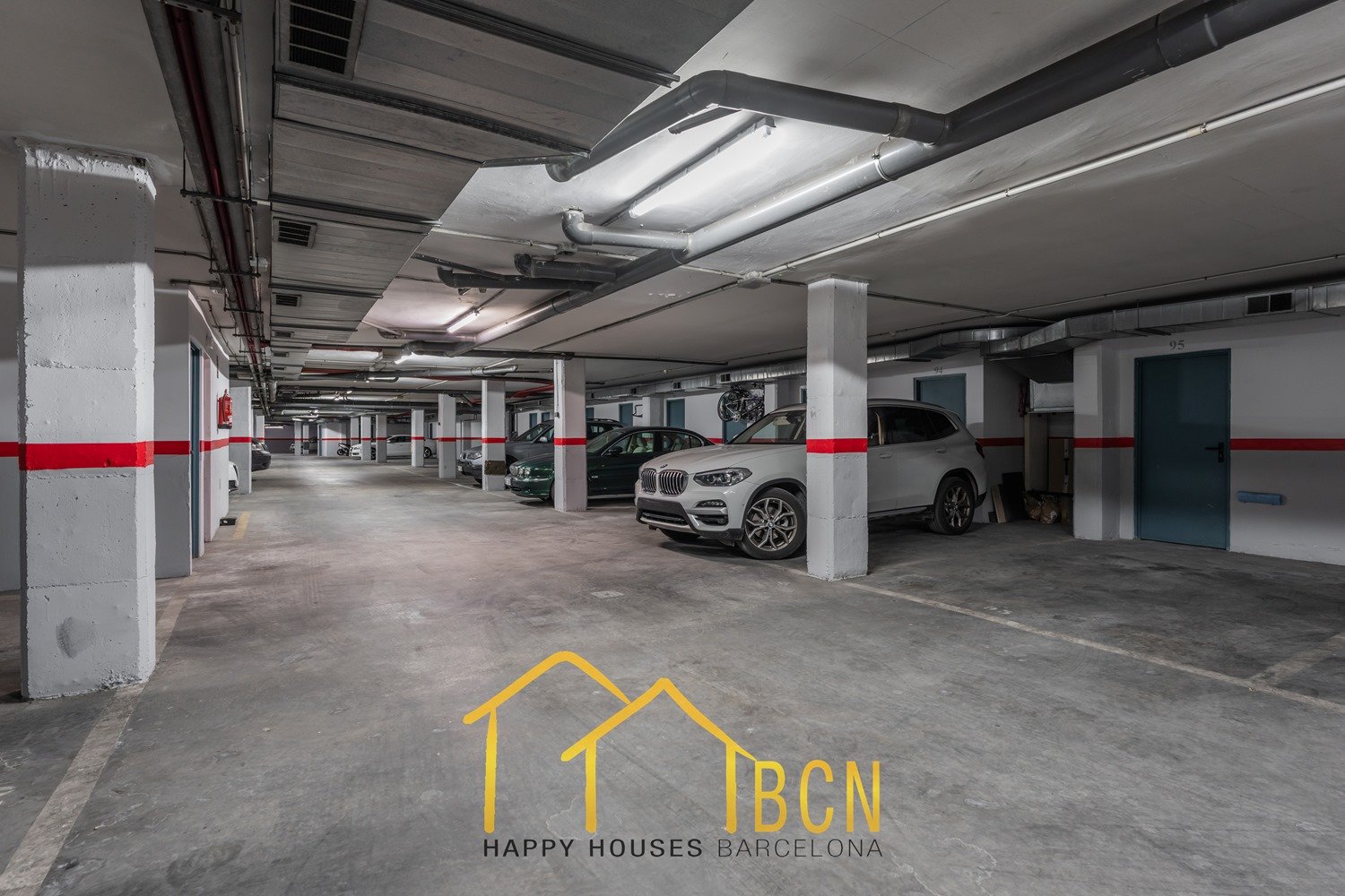 Einzigartige Erdgeschosswohnung in erster Linie mit Garten, Strandblick und Privatsphäre.
Diese Wohnung mit vier Schlafzimmern hat eine Fläche von 122