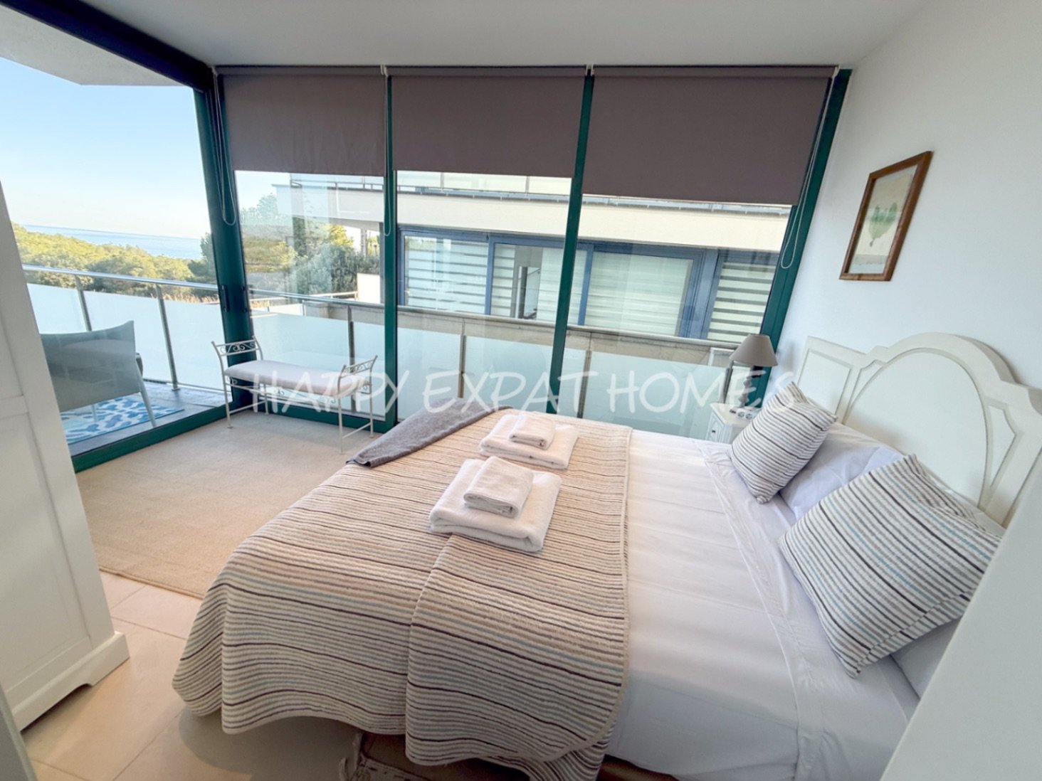 Villa Erin ist Ihr persönliches Stück Paradies! Diese helle, moderne, neu renovierte Villa befindet sich in bester Lage mit atemberaubendem Meerblick