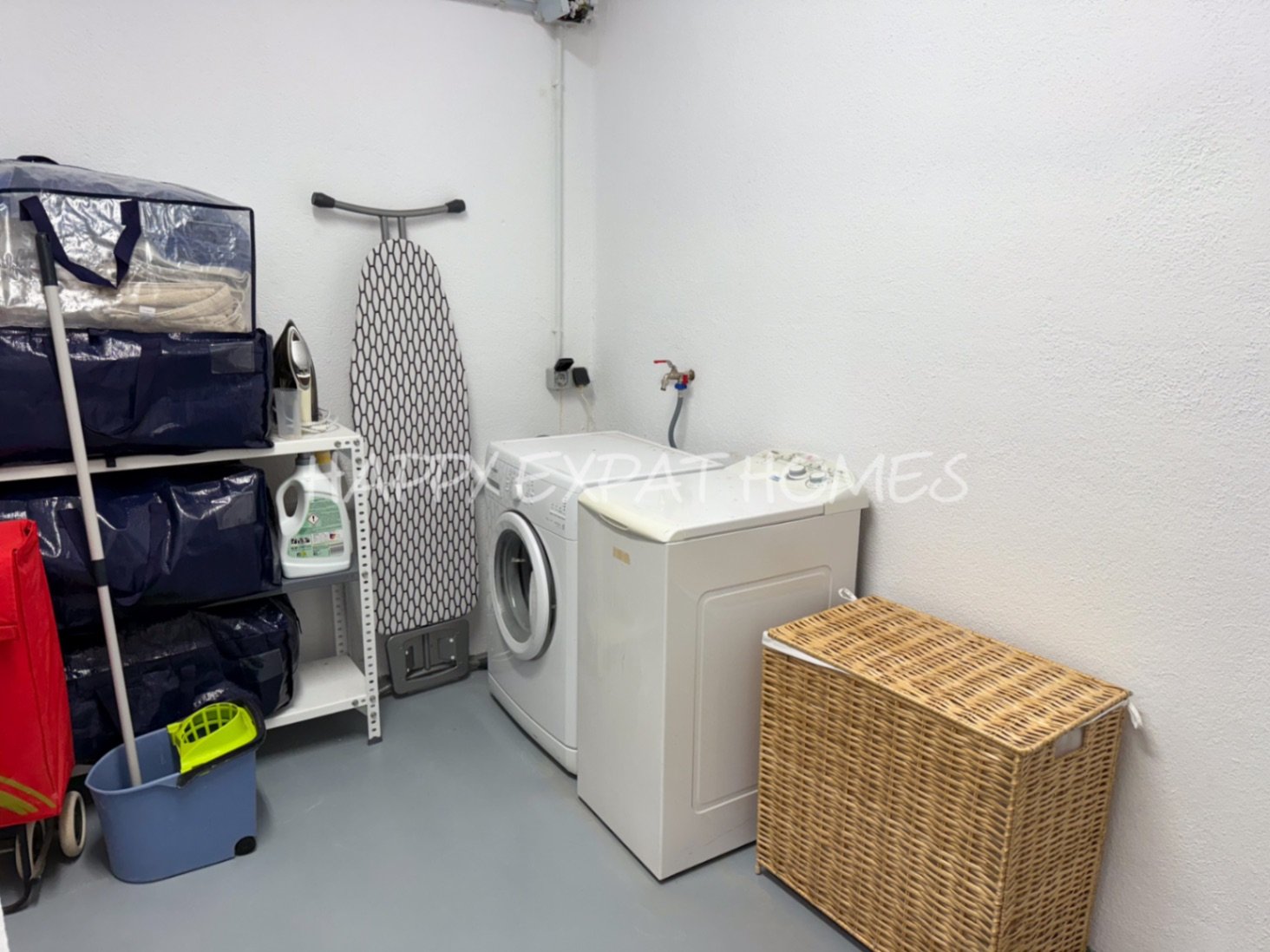 Villa Erin ist Ihr persönliches Stück Paradies! Diese helle, moderne, neu renovierte Villa befindet sich in bester Lage mit atemberaubendem Meerblick