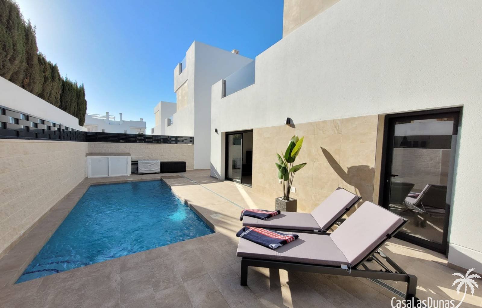 Casa Tortuga ist das ideale Ziel für einen unbeschwerten Urlaub in der sonnigen Stadt Ciudad Quesada, Rojales. Diese moderne und geschmackvoll einger