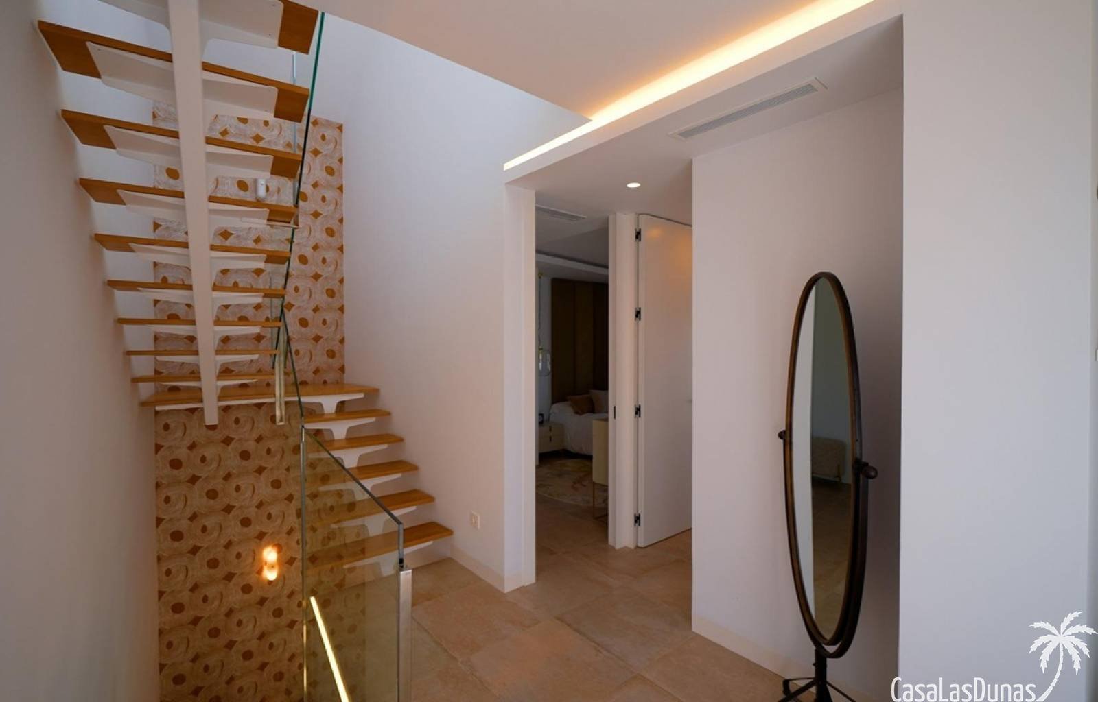 Deze exclusieve villas beschikken over 3 slaapkamers en 3 badkamers, én buitenzwembad, een carport en een fraai aangelegde tuin. Gelegen in het zonni