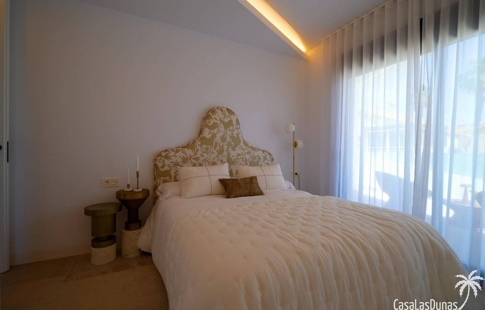 Deze exclusieve villas beschikken over 3 slaapkamers en 3 badkamers, én buitenzwembad, een carport en een fraai aangelegde tuin. Gelegen in het zonni