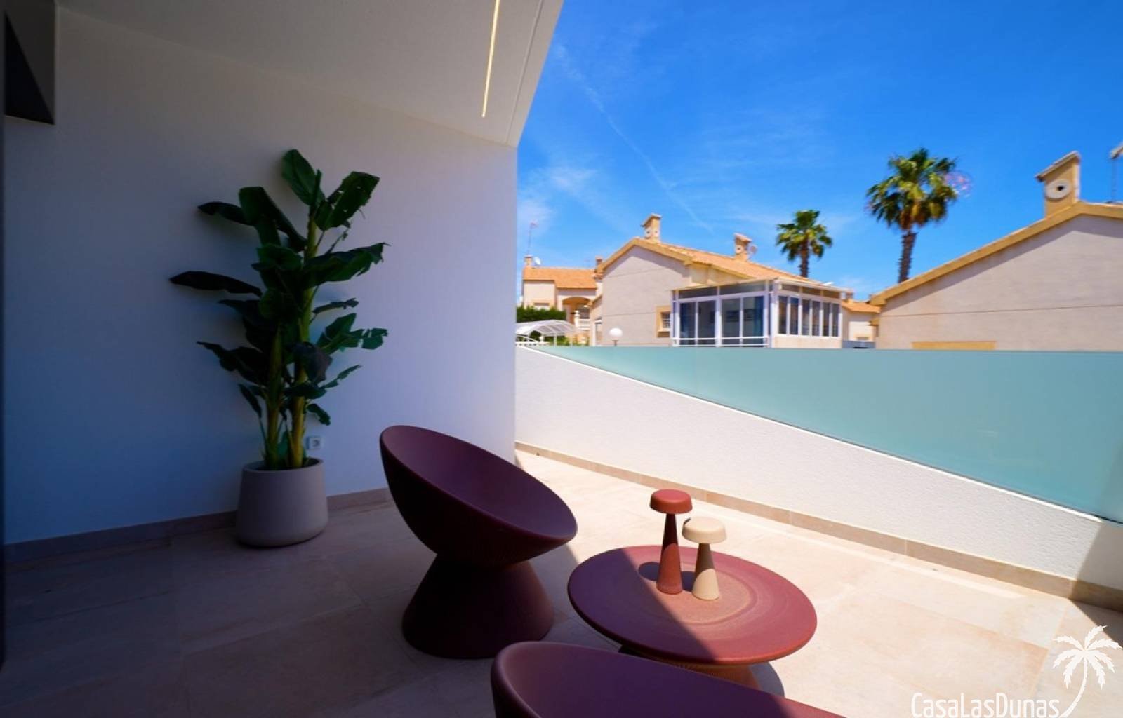 Deze exclusieve villas beschikken over 3 slaapkamers en 3 badkamers, én buitenzwembad, een carport en een fraai aangelegde tuin. Gelegen in het zonni