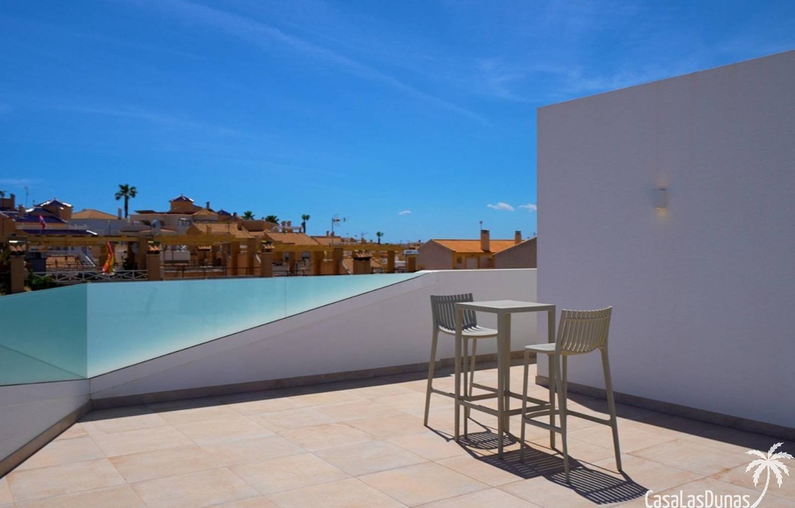 Deze exclusieve villas beschikken over 3 slaapkamers en 3 badkamers, én buitenzwembad, een carport en een fraai aangelegde tuin. Gelegen in het zonni