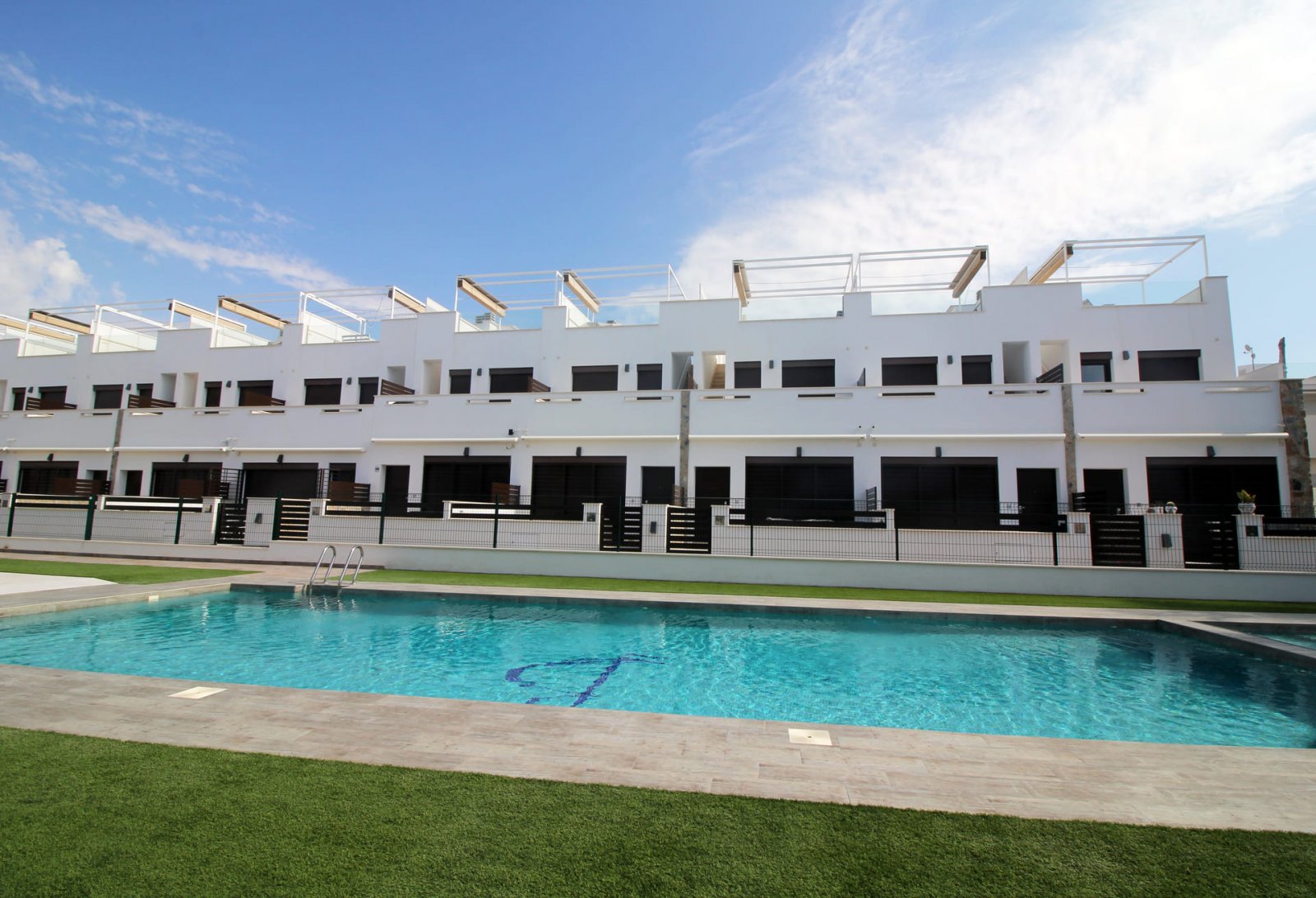 Diese Wohnanlage befindet sich in der charmanten Stadt Pilar de la Horadada und bietet eine Vielzahl von Wohnmöglichkeiten, die unterschiedlichen Bed