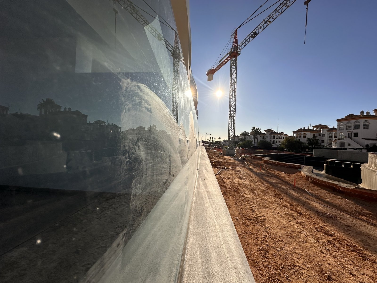 In der begehrten Gegend von Playa Flamenca gelegen, bietet diese Wohnanlage eine Auswahl von 43 Wohneinheiten, die darauf ausgelegt sind, die Bedürfn