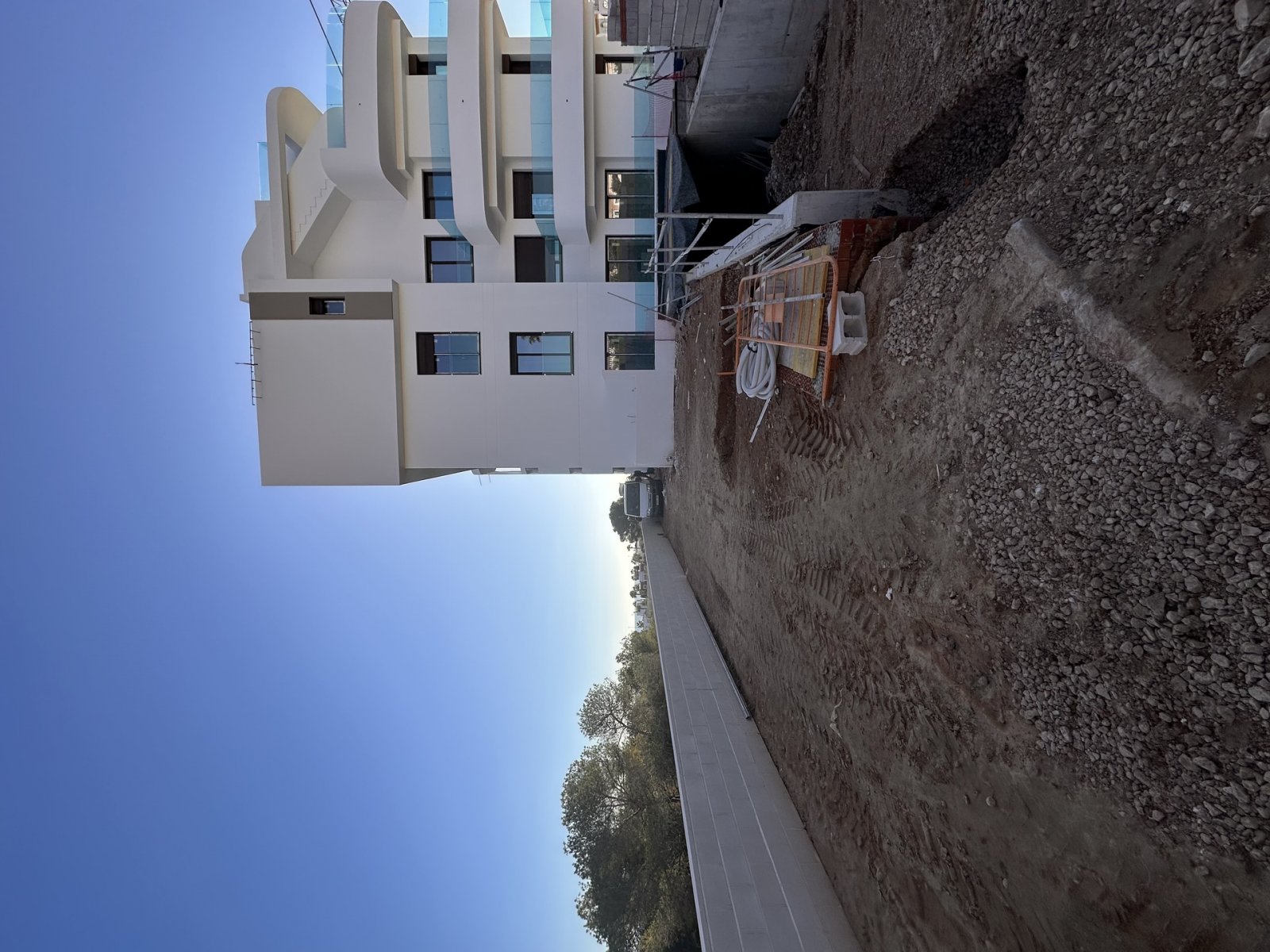 In der begehrten Gegend von Playa Flamenca gelegen, bietet diese Wohnanlage eine Auswahl von 43 Wohneinheiten, die darauf ausgelegt sind, die Bedürfn