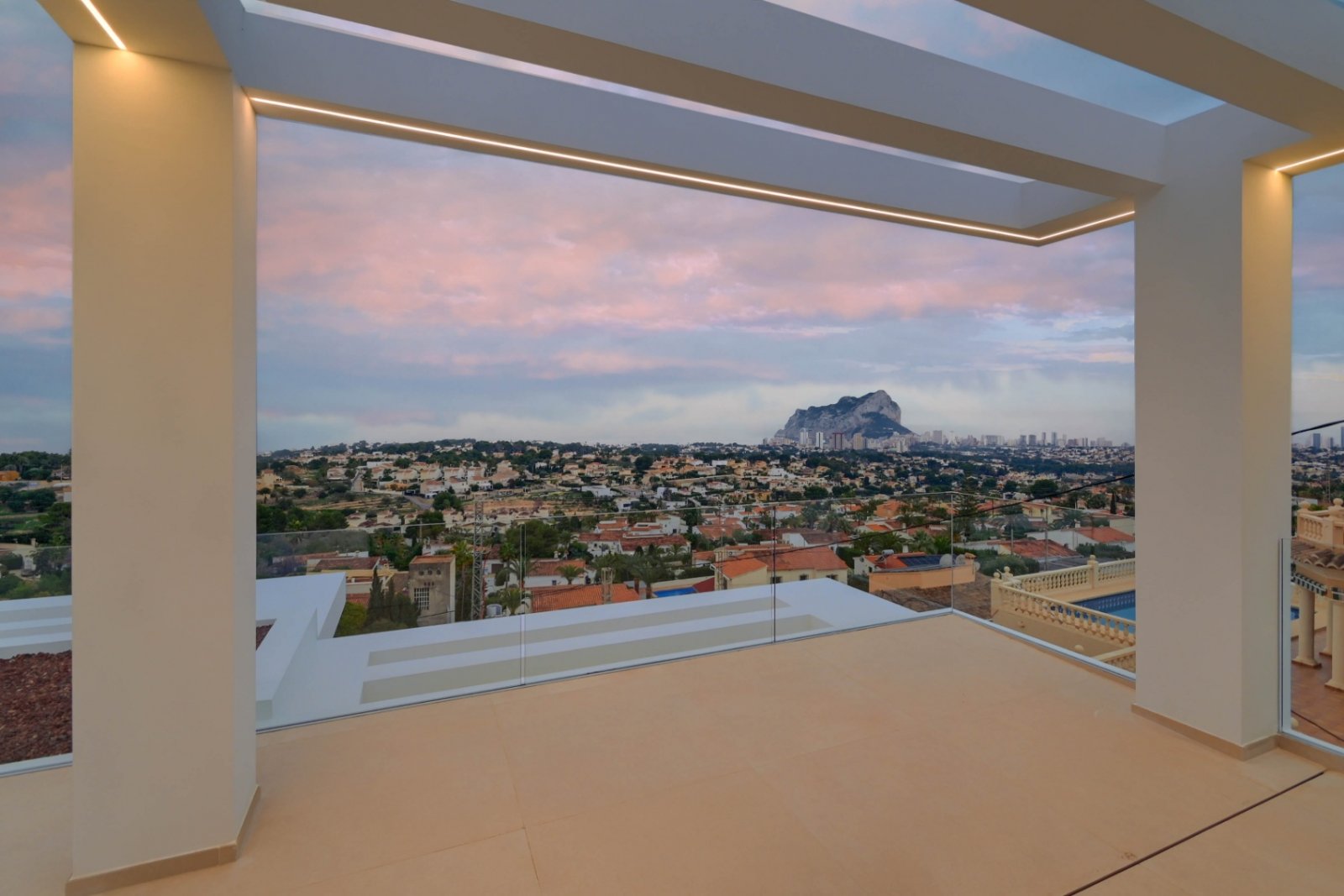 Diese exklusive Villa befindet sich in der wunderschönen Stadt Calpe und bietet ein unvergleichliches Wohnerlebnis. Mit Meerblick liegt diese Immobil