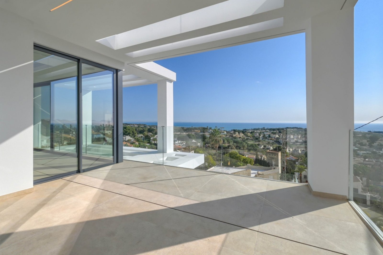 Diese exklusive Villa befindet sich in der wunderschönen Stadt Calpe und bietet ein unvergleichliches Wohnerlebnis. Mit Meerblick liegt diese Immobil