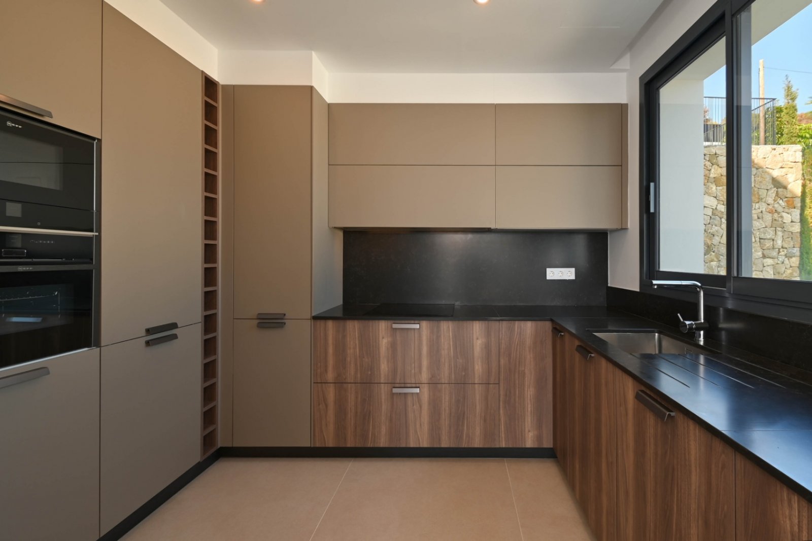 Diese exklusive Villa befindet sich in der wunderschönen Stadt Calpe und bietet ein unvergleichliches Wohnerlebnis. Mit Meerblick liegt diese Immobil