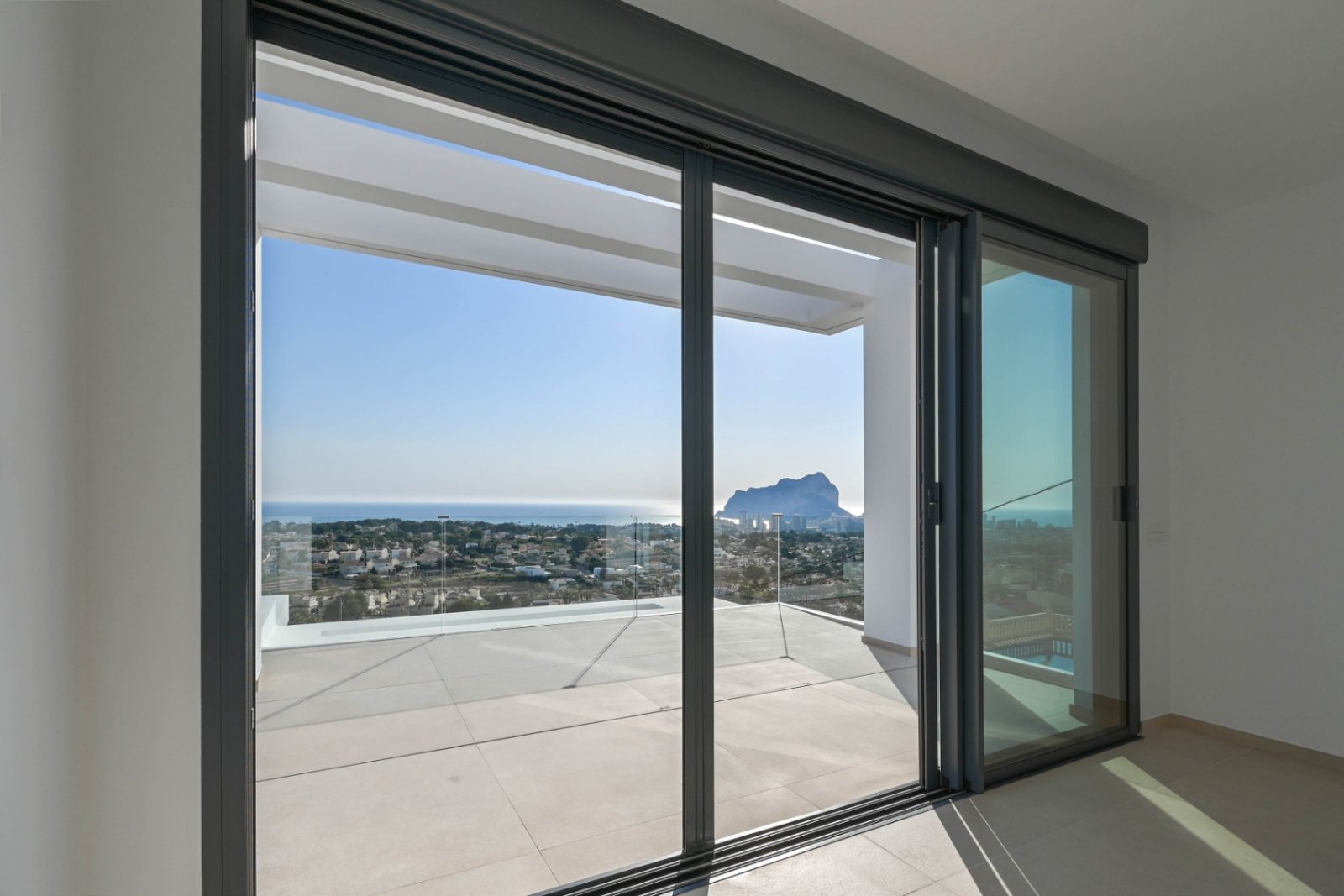 Diese exklusive Villa befindet sich in der wunderschönen Stadt Calpe und bietet ein unvergleichliches Wohnerlebnis. Mit Meerblick liegt diese Immobil