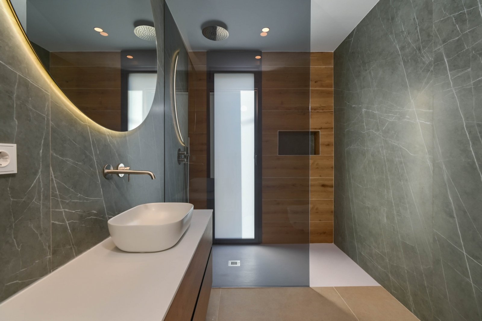 Diese exklusive Villa befindet sich in der wunderschönen Stadt Calpe und bietet ein unvergleichliches Wohnerlebnis. Mit Meerblick liegt diese Immobil