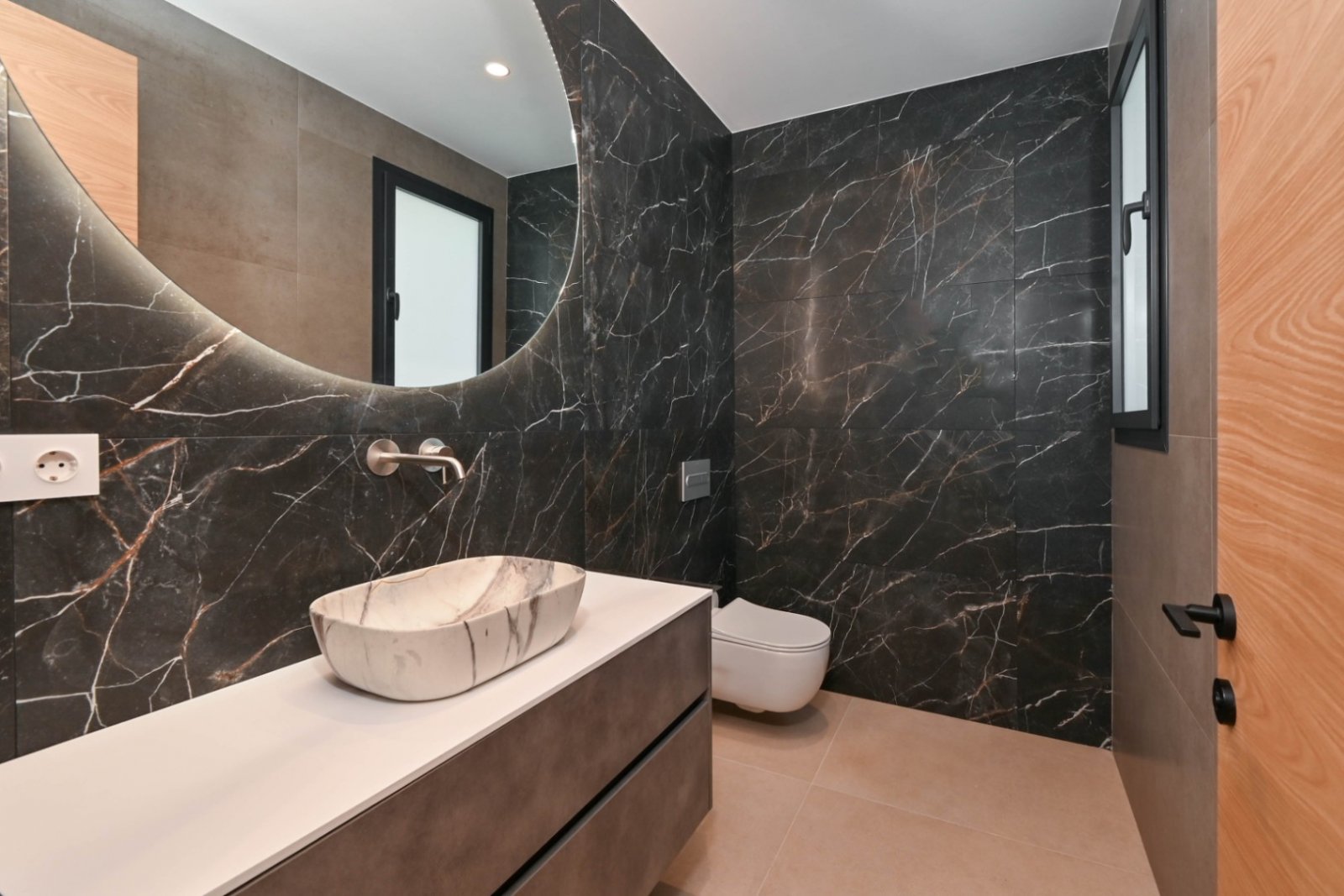 Diese exklusive Villa befindet sich in der wunderschönen Stadt Calpe und bietet ein unvergleichliches Wohnerlebnis. Mit Meerblick liegt diese Immobil