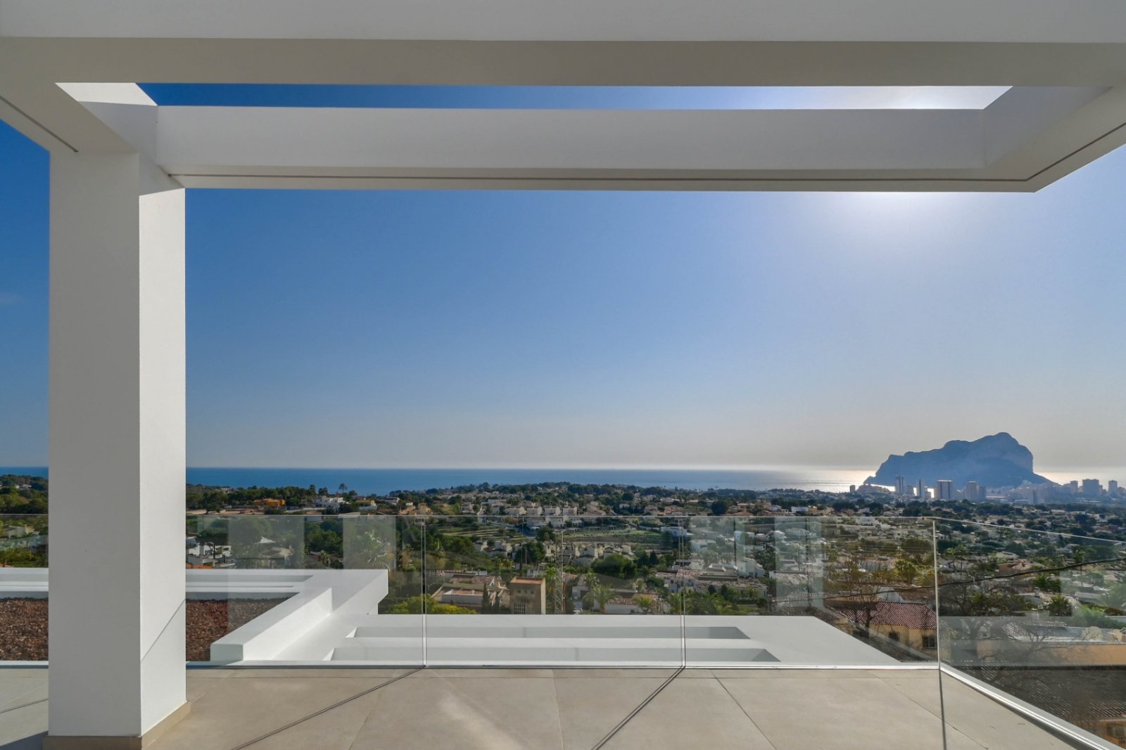 Diese exklusive Villa befindet sich in der wunderschönen Stadt Calpe und bietet ein unvergleichliches Wohnerlebnis. Mit Meerblick liegt diese Immobil