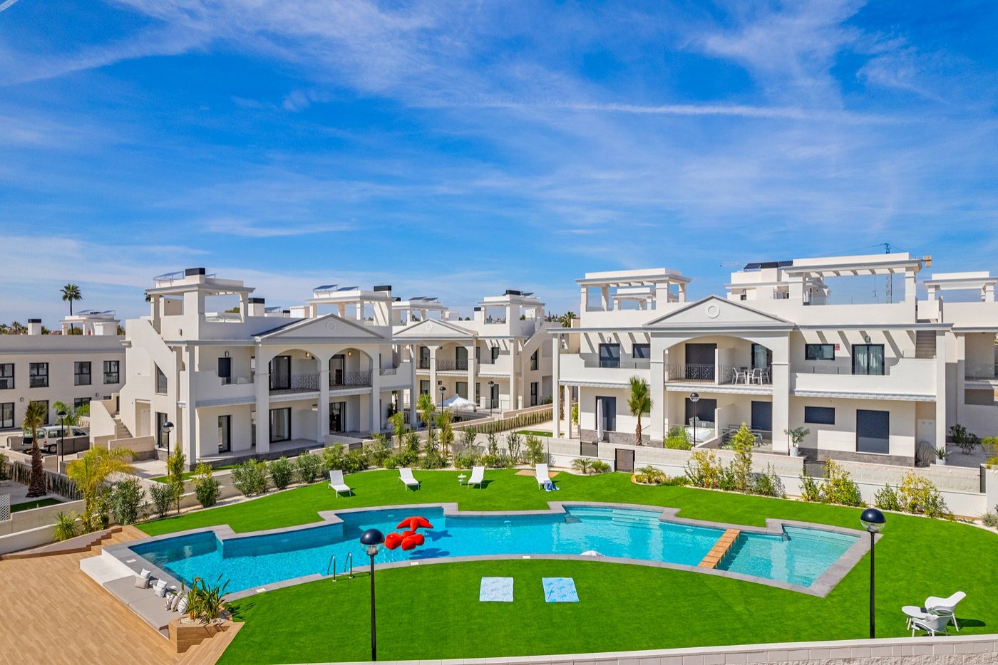 In der charmanten Stadt Rojales gelegen, bietet diese exklusive Wohnanlage eine Auswahl an Immobilien, darunter Apartments, Einfamilienhäuser und Pen