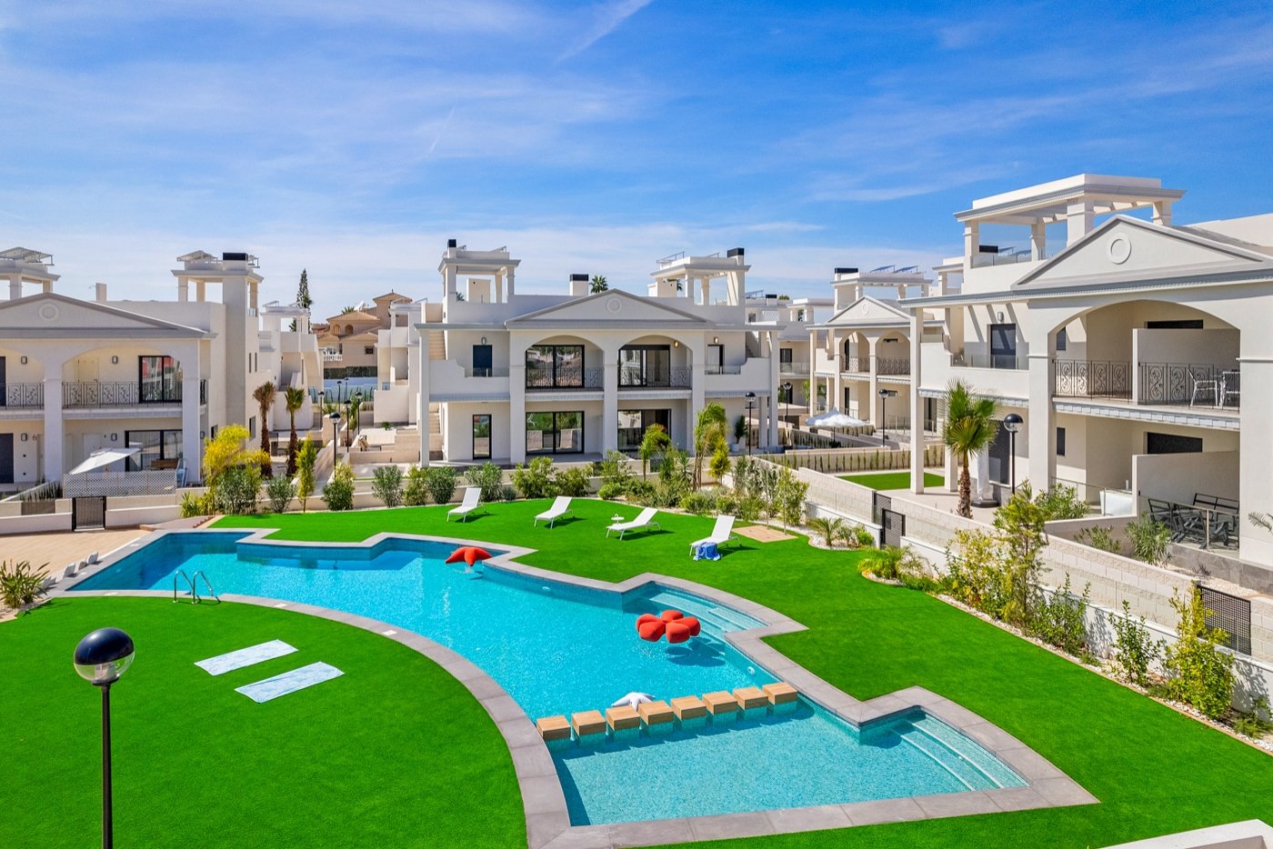 In der charmanten Stadt Rojales gelegen, bietet diese exklusive Wohnanlage eine Auswahl an Immobilien, darunter Apartments, Einfamilienhäuser und Pen