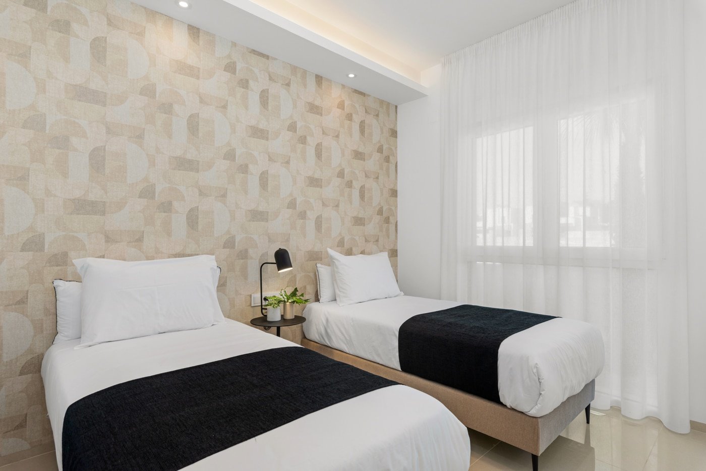 In der charmanten Stadt Rojales gelegen, bietet diese exklusive Wohnanlage eine Auswahl an Immobilien, darunter Apartments, Einfamilienhäuser und Pen