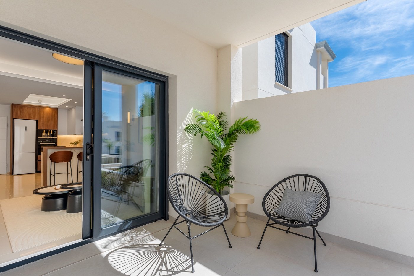 In der charmanten Stadt Rojales gelegen, bietet diese exklusive Wohnanlage eine Auswahl an Immobilien, darunter Apartments, Einfamilienhäuser und Pen