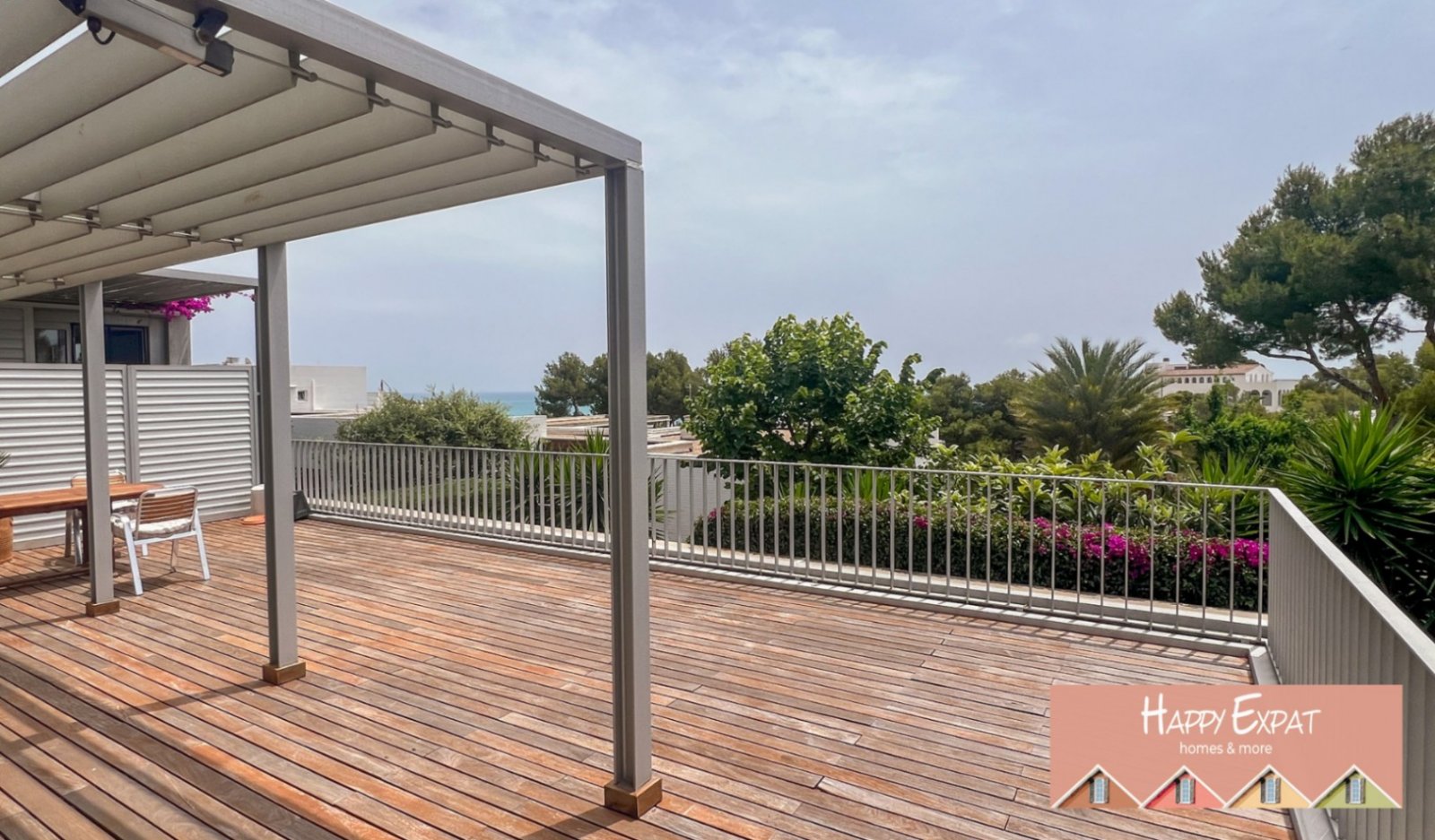 Wir lieben die Urbanisation Casas del Mar und diese Maisonette mit fünf Schlafzimmern und ihrer wunderschönen Terrasse wird Ihnen das Herz stehlen.

