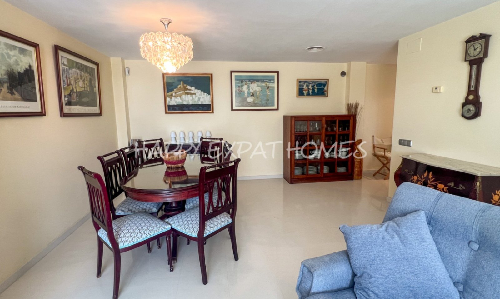 Wir lieben die Urbanisation Casas del Mar und diese Maisonette mit fünf Schlafzimmern und ihrer wunderschönen Terrasse wird Ihnen das Herz stehlen.

