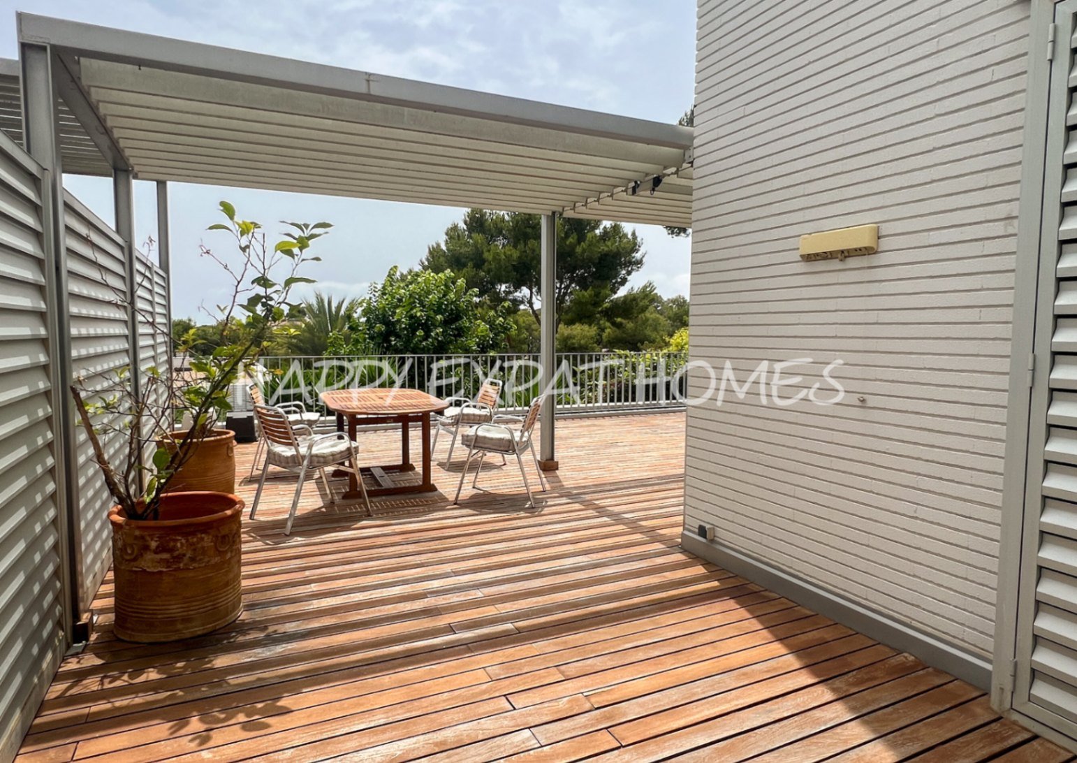 Wir lieben die Urbanisation Casas del Mar und diese Maisonette mit fünf Schlafzimmern und ihrer wunderschönen Terrasse wird Ihnen das Herz stehlen.

