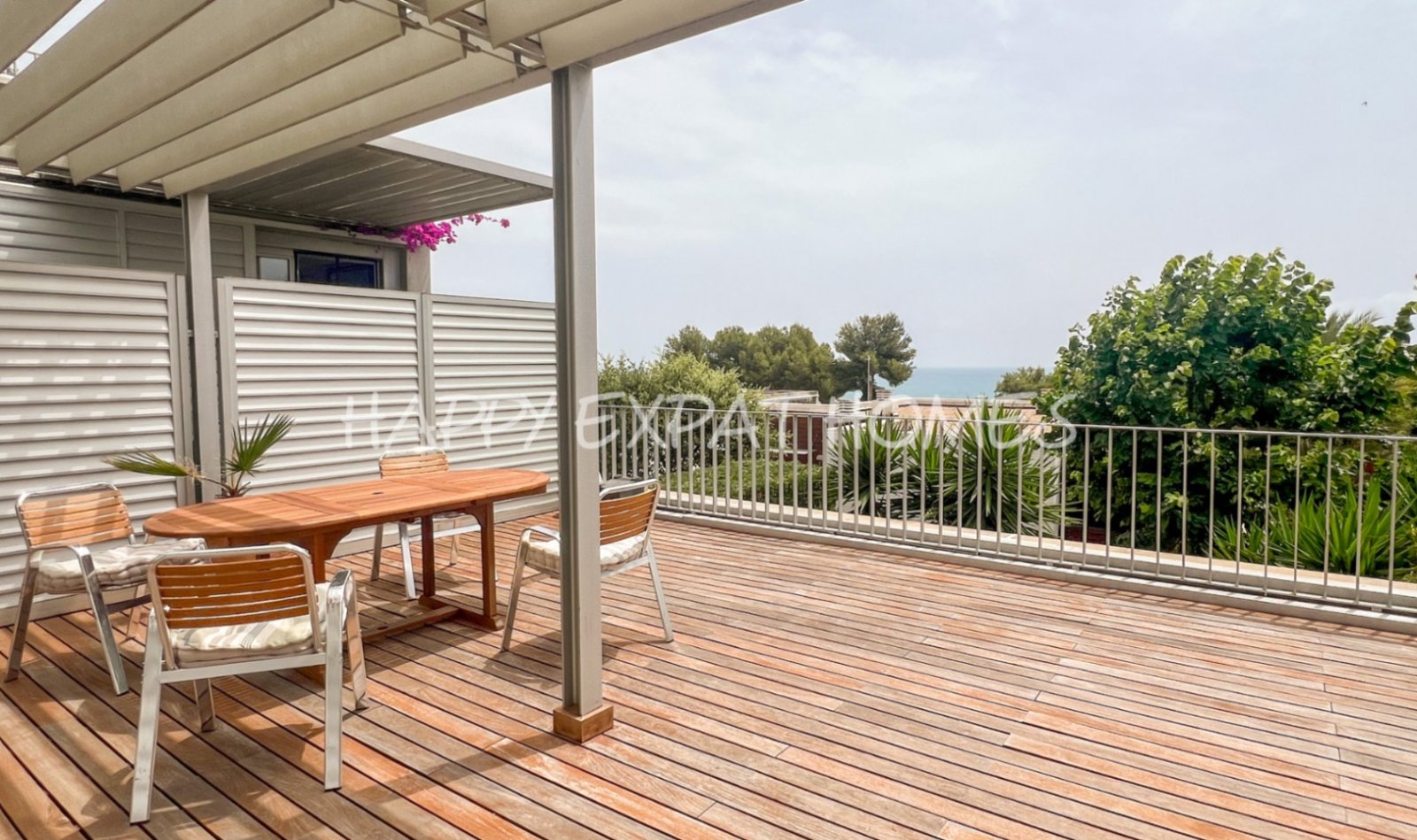 Wir lieben die Urbanisation Casas del Mar und diese Maisonette mit fünf Schlafzimmern und ihrer wunderschönen Terrasse wird Ihnen das Herz stehlen.

