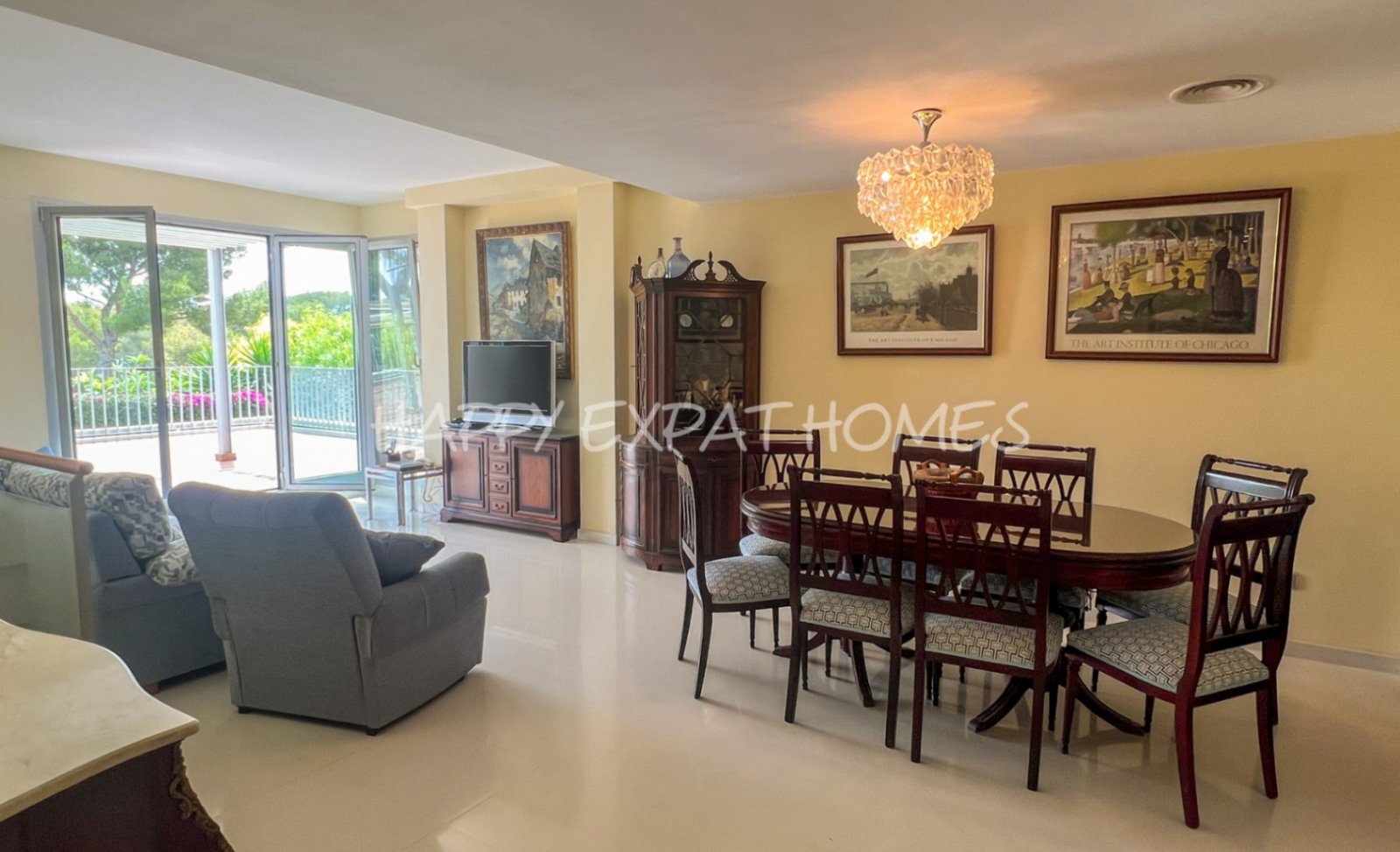 Wir lieben die Urbanisation Casas del Mar und diese Maisonette mit fünf Schlafzimmern und ihrer wunderschönen Terrasse wird Ihnen das Herz stehlen.

