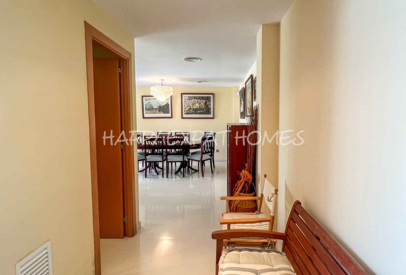 Wir lieben die Urbanisation Casas del Mar und diese Maisonette mit fünf Schlafzimmern und ihrer wunderschönen Terrasse wird Ihnen das Herz stehlen.

