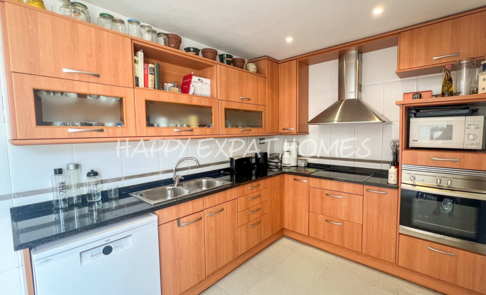 Wir lieben die Urbanisation Casas del Mar und diese Maisonette mit fünf Schlafzimmern und ihrer wunderschönen Terrasse wird Ihnen das Herz stehlen.

