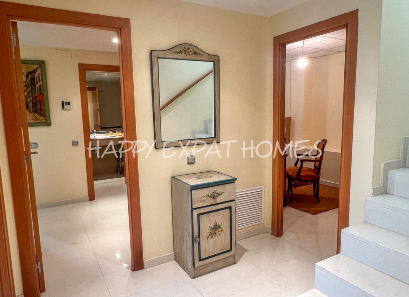 Wir lieben die Urbanisation Casas del Mar und diese Maisonette mit fünf Schlafzimmern und ihrer wunderschönen Terrasse wird Ihnen das Herz stehlen.

