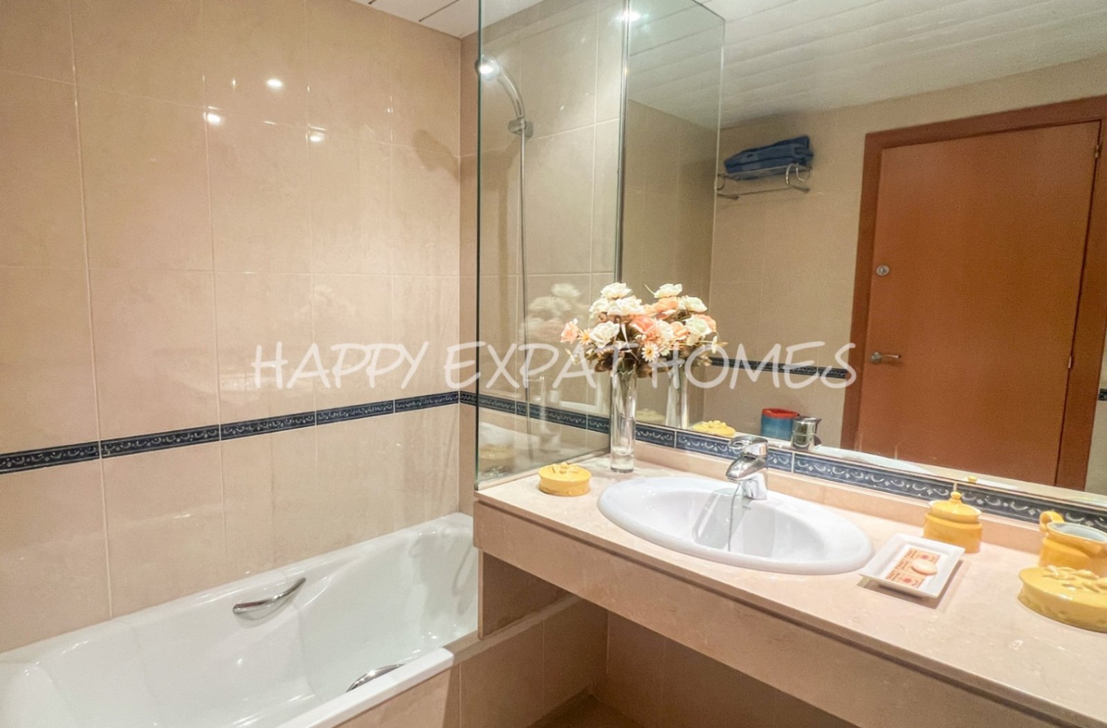 Wir lieben die Urbanisation Casas del Mar und diese Maisonette mit fünf Schlafzimmern und ihrer wunderschönen Terrasse wird Ihnen das Herz stehlen.

