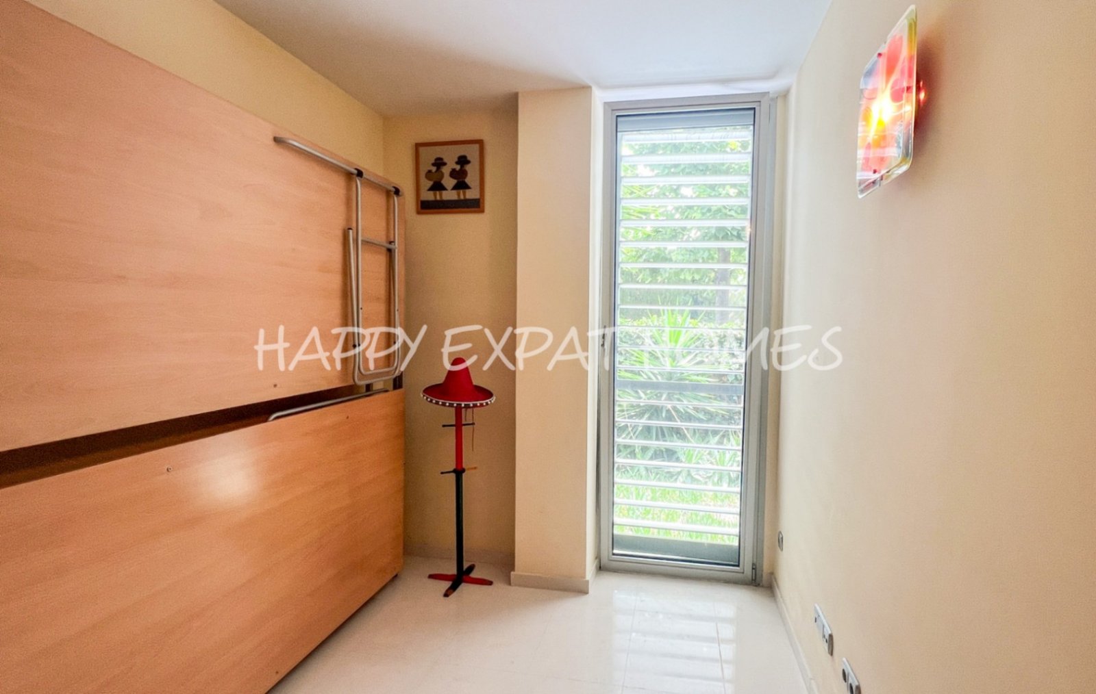 Wir lieben die Urbanisation Casas del Mar und diese Maisonette mit fünf Schlafzimmern und ihrer wunderschönen Terrasse wird Ihnen das Herz stehlen.

