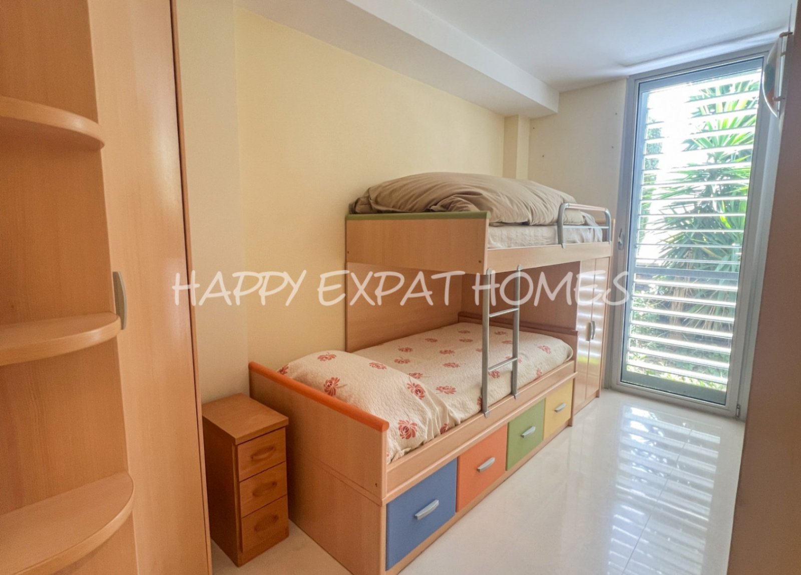 Wir lieben die Urbanisation Casas del Mar und diese Maisonette mit fünf Schlafzimmern und ihrer wunderschönen Terrasse wird Ihnen das Herz stehlen.

