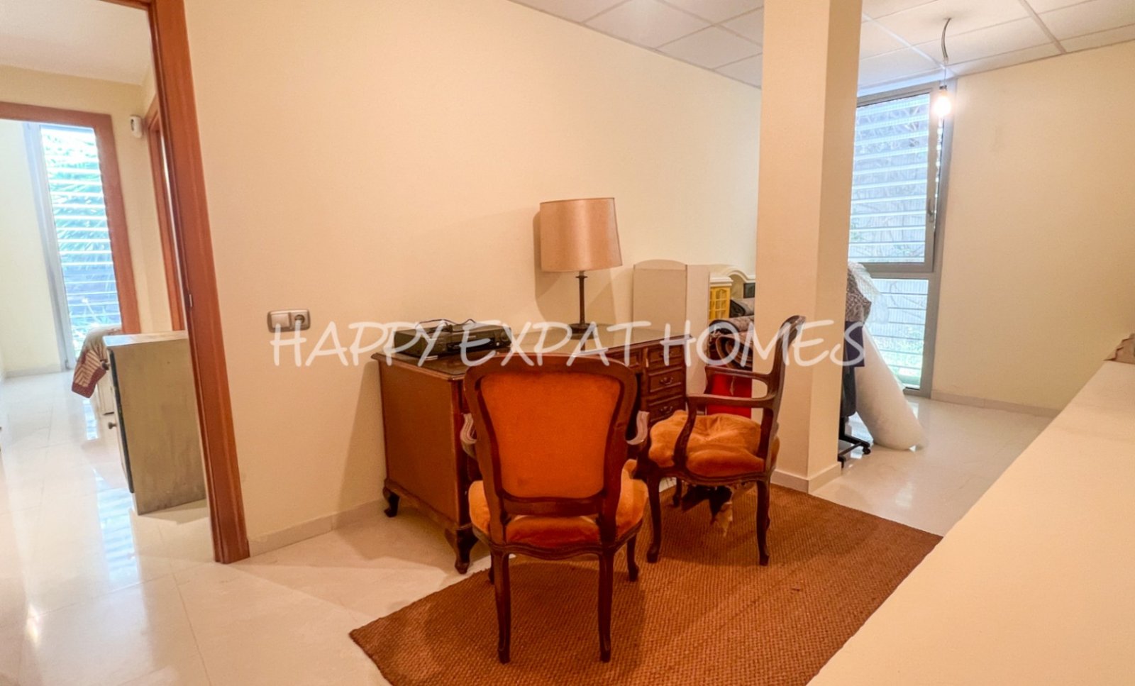 Wir lieben die Urbanisation Casas del Mar und diese Maisonette mit fünf Schlafzimmern und ihrer wunderschönen Terrasse wird Ihnen das Herz stehlen.

