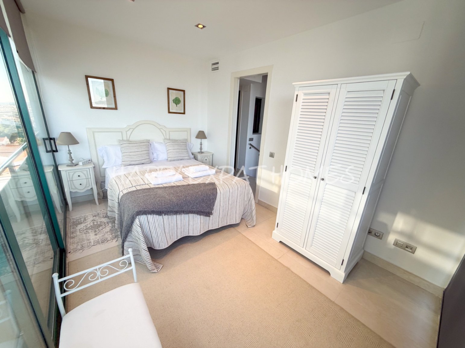 Villa Erin ist Ihr persönliches Stück Paradies! Diese helle, moderne, neu renovierte Villa befindet sich in bester Lage mit atemberaubendem Meerblick