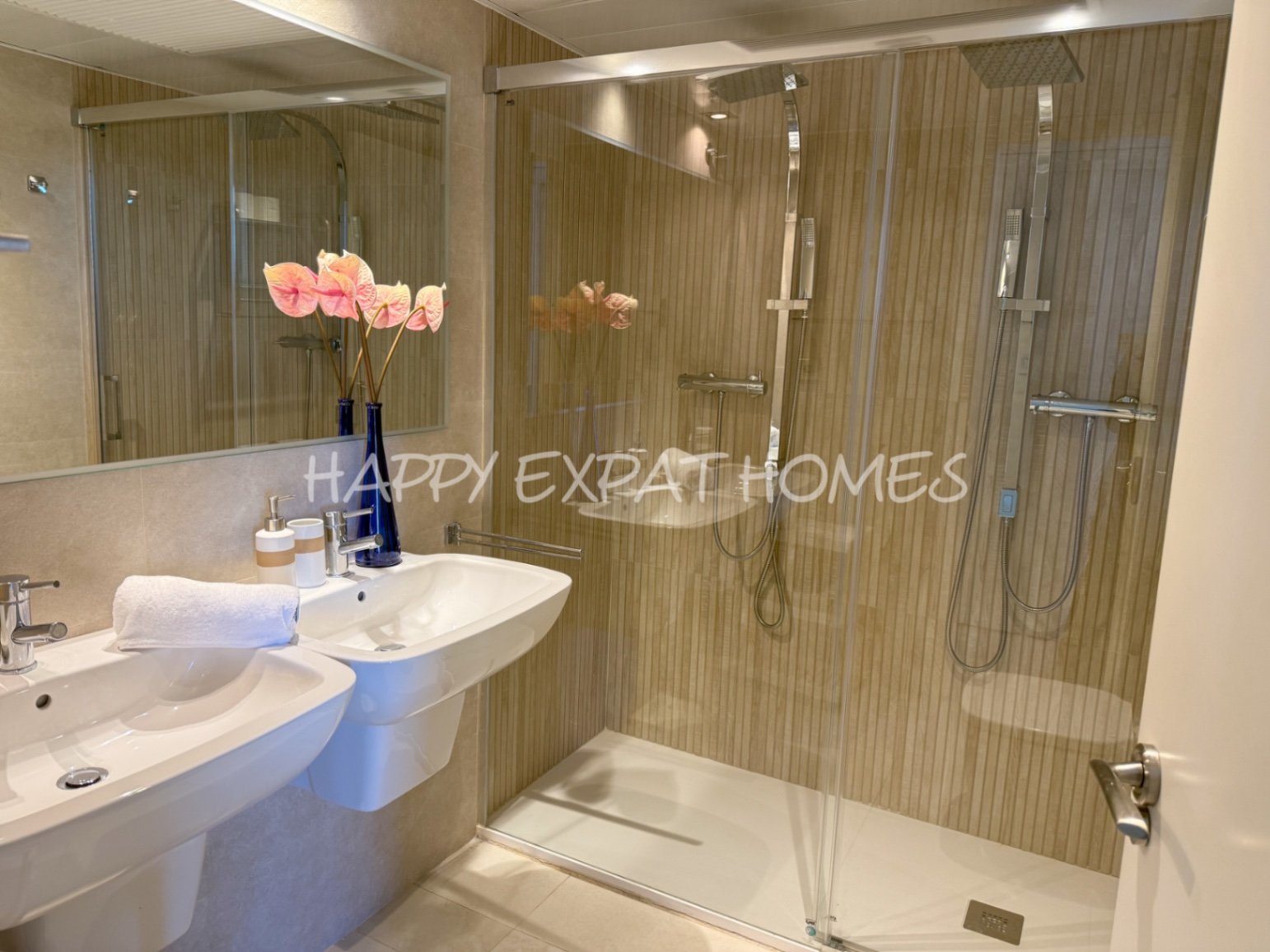 Villa Erin ist Ihr persönliches Stück Paradies! Diese helle, moderne, neu renovierte Villa befindet sich in bester Lage mit atemberaubendem Meerblick