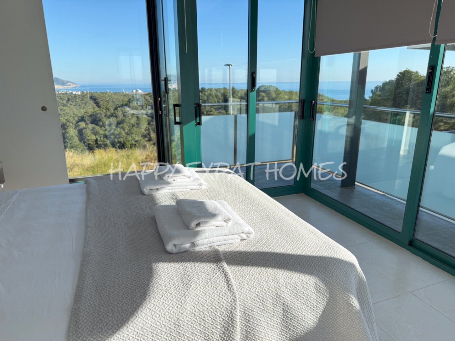 Villa Erin ist Ihr persönliches Stück Paradies! Diese helle, moderne, neu renovierte Villa befindet sich in bester Lage mit atemberaubendem Meerblick